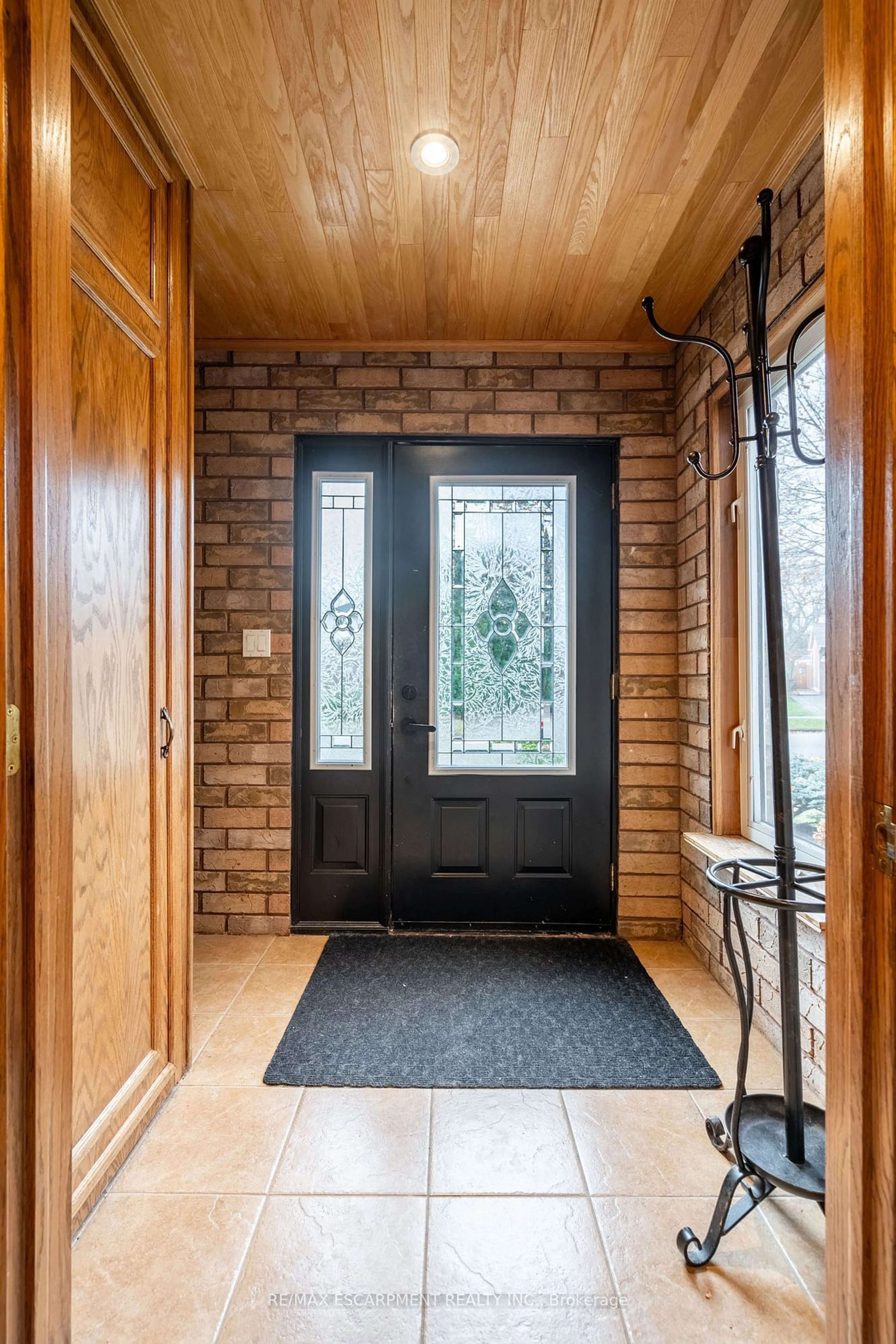 Indoor entryway for 3210 Victoria St, Oakville Ontario L6L 5R2