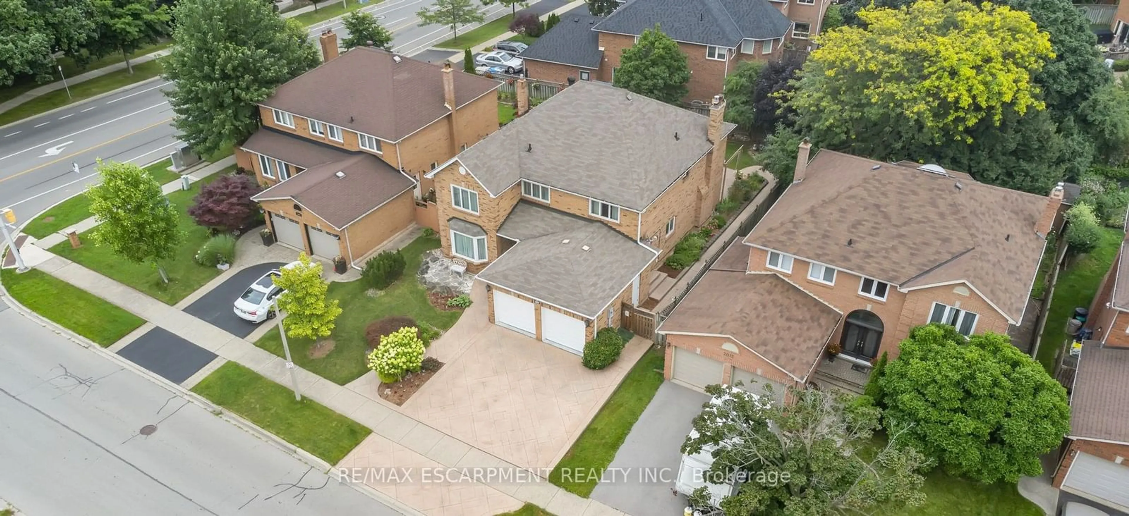 A pic from outside/outdoor area/front of a property/back of a property/a pic from drone, street for 2008 Grenville Dr, Oakville Ontario L6H 3Z3