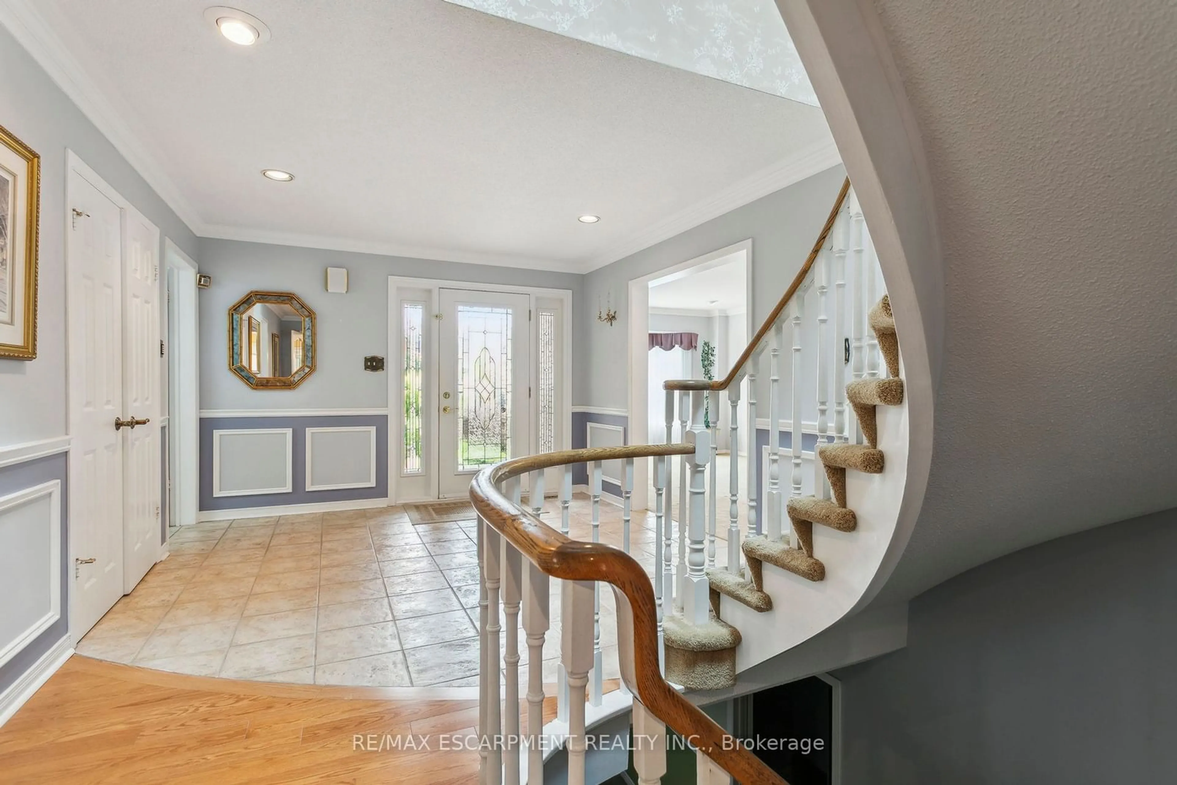 Indoor foyer for 2008 Grenville Dr, Oakville Ontario L6H 3Z3