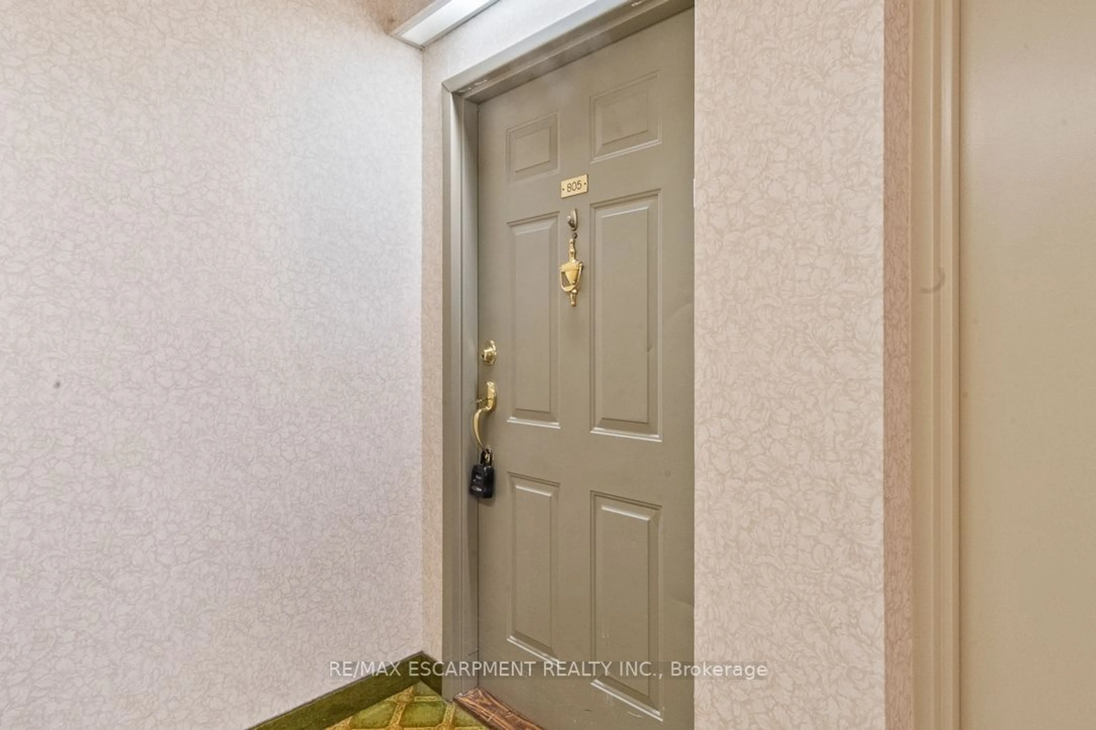 Indoor entryway for 5080 Pinedale Ave #805, Burlington Ontario L7L 5V7