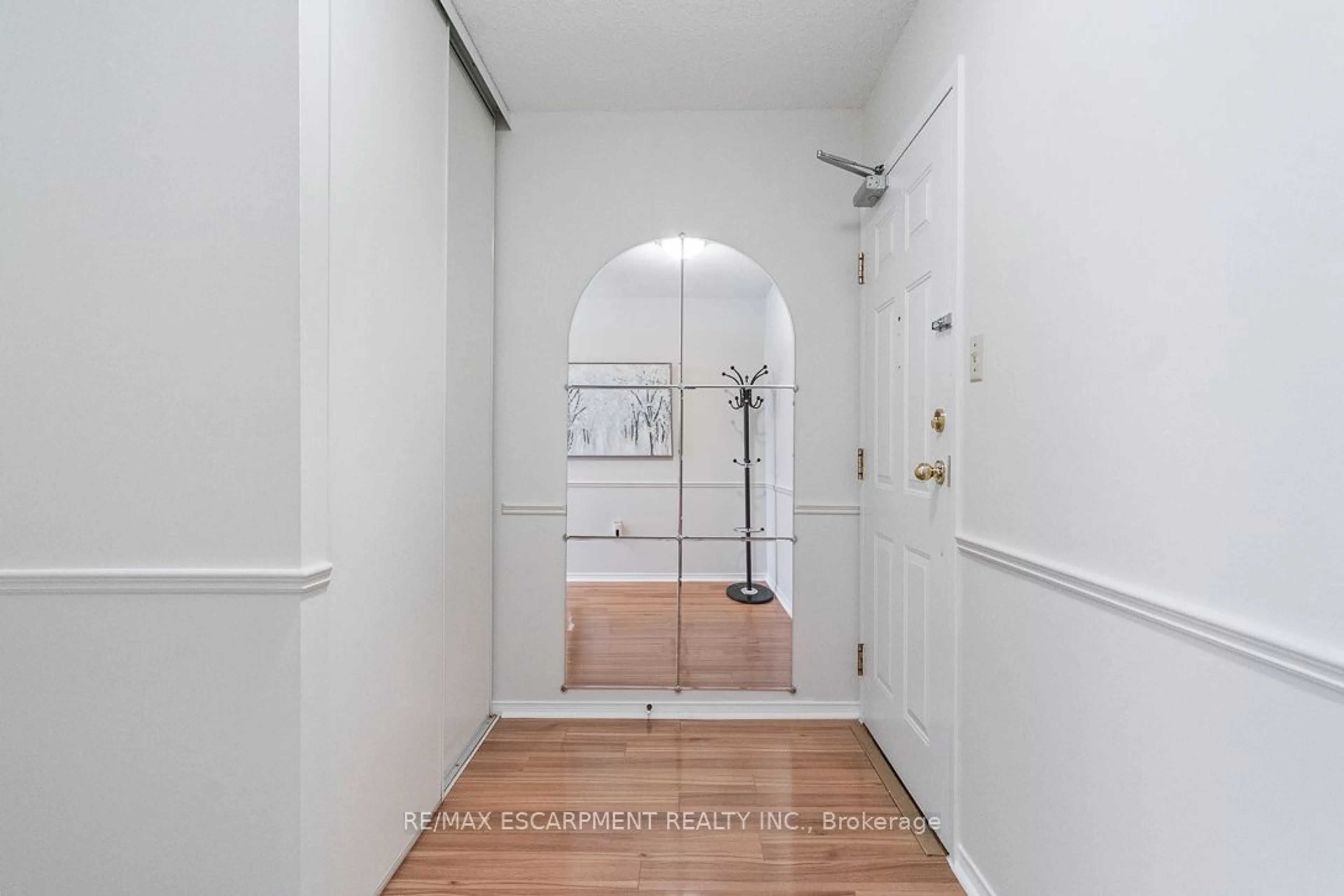 Indoor entryway for 5080 Pinedale Ave #805, Burlington Ontario L7L 5V7