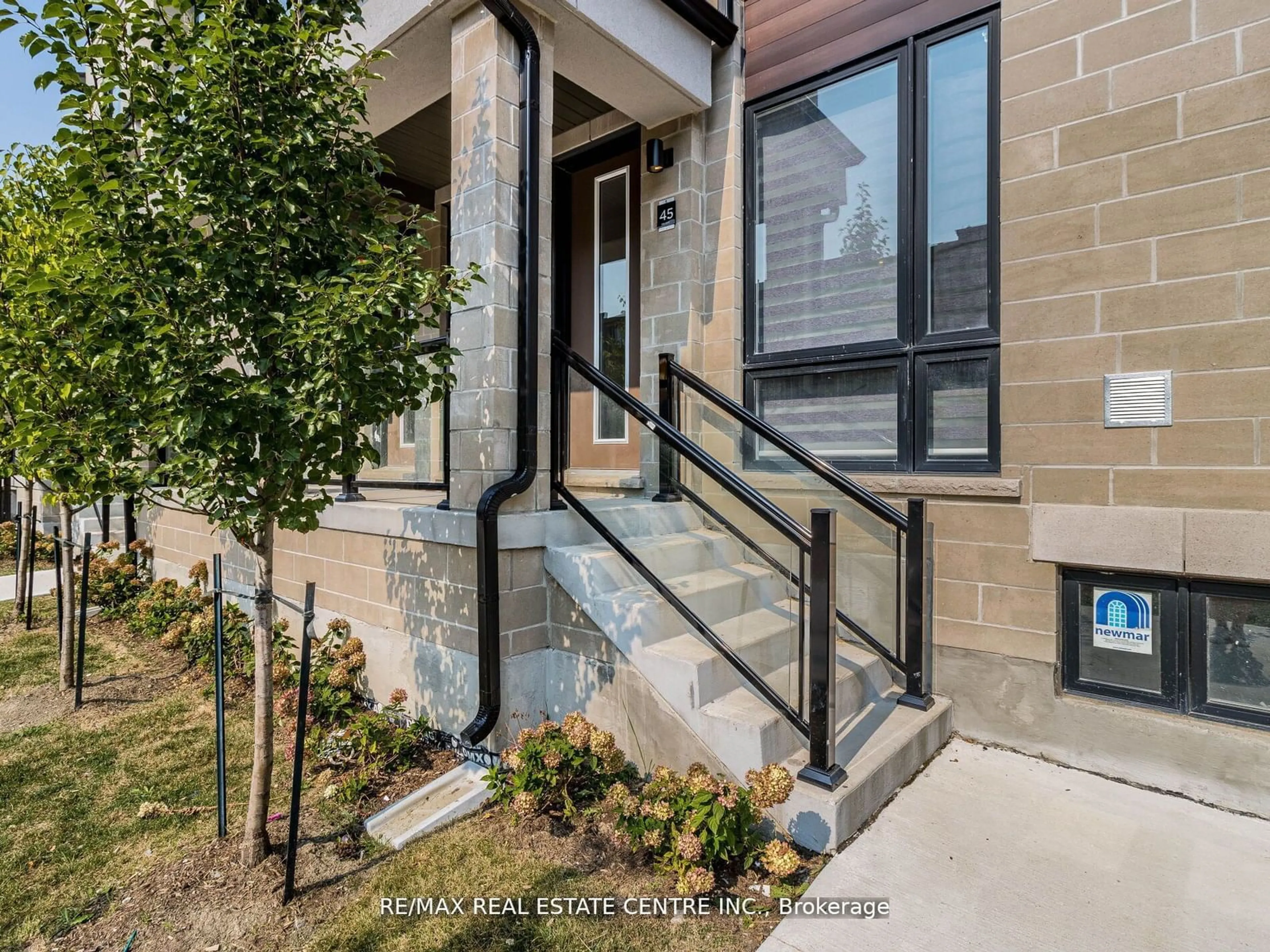 Indoor entryway for 45 Knotsberry Circ, Brampton Ontario L6Y 0C3