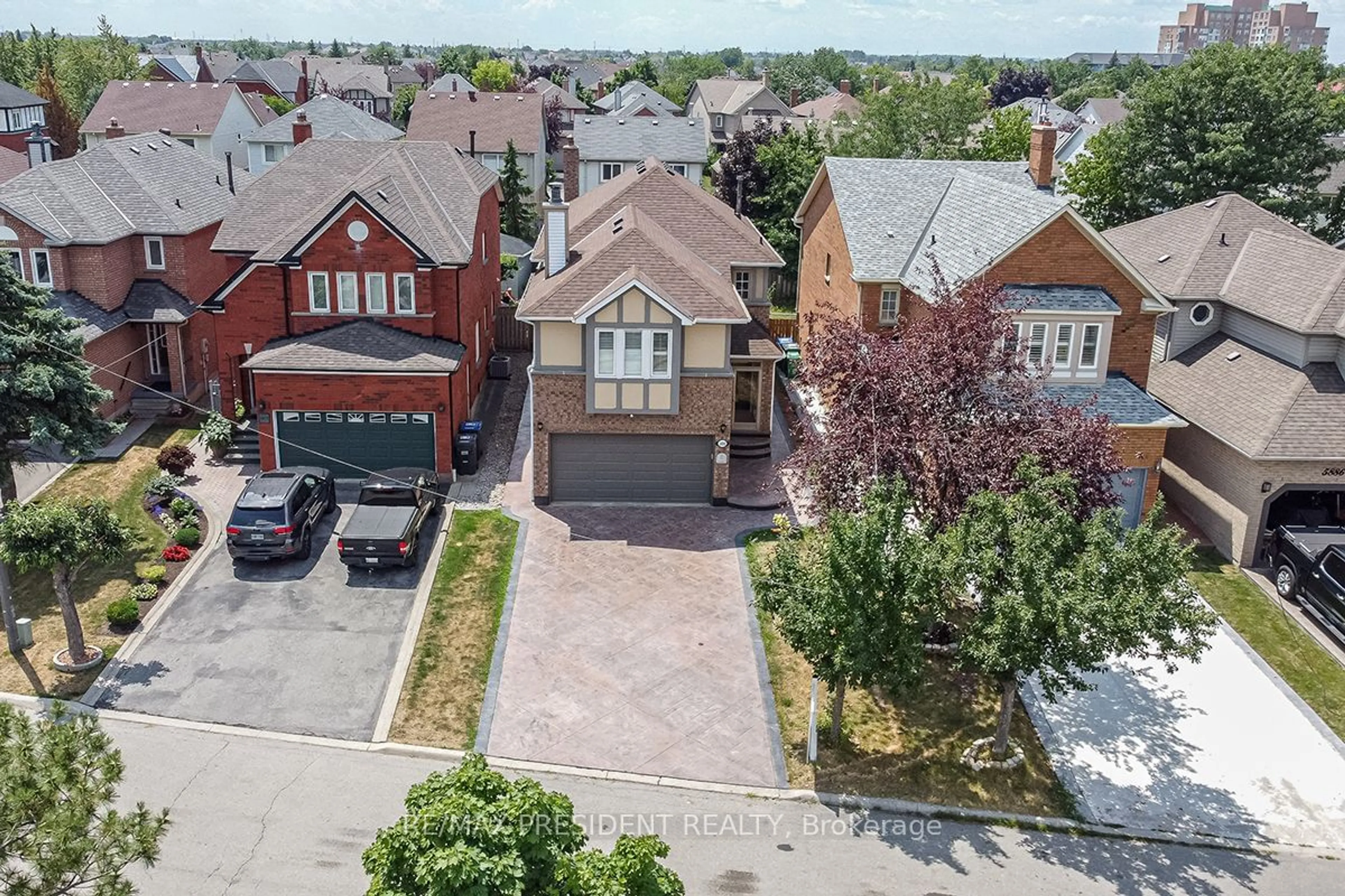 A pic from outside/outdoor area/front of a property/back of a property/a pic from drone, street for 5880 Chorley Pl, Mississauga Ontario L5M 5L7