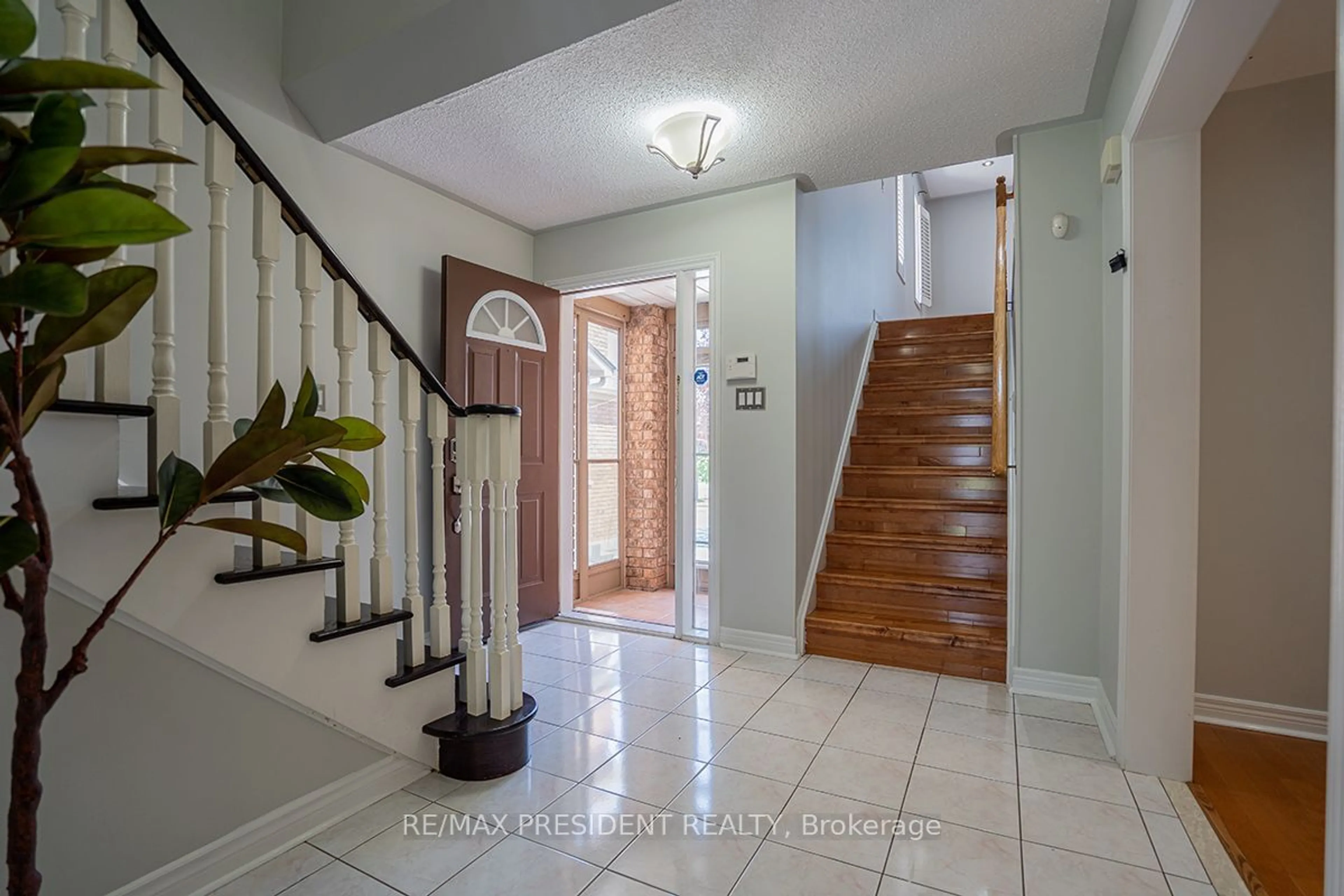 Indoor foyer for 5880 Chorley Pl, Mississauga Ontario L5M 5L7