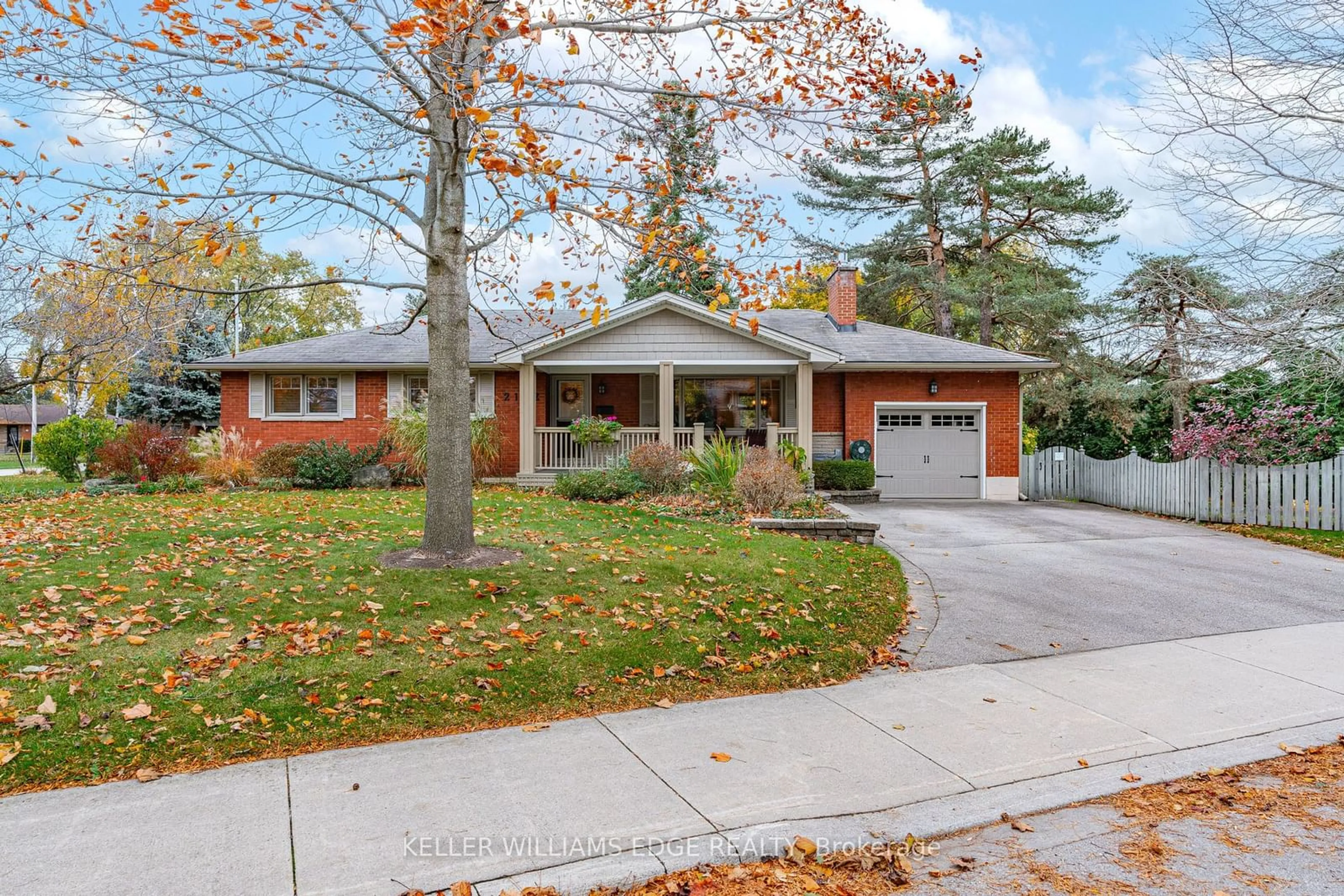 Home with brick exterior material, street for 2182 Clarendon Park Dr, Burlington Ontario L7R 1X1