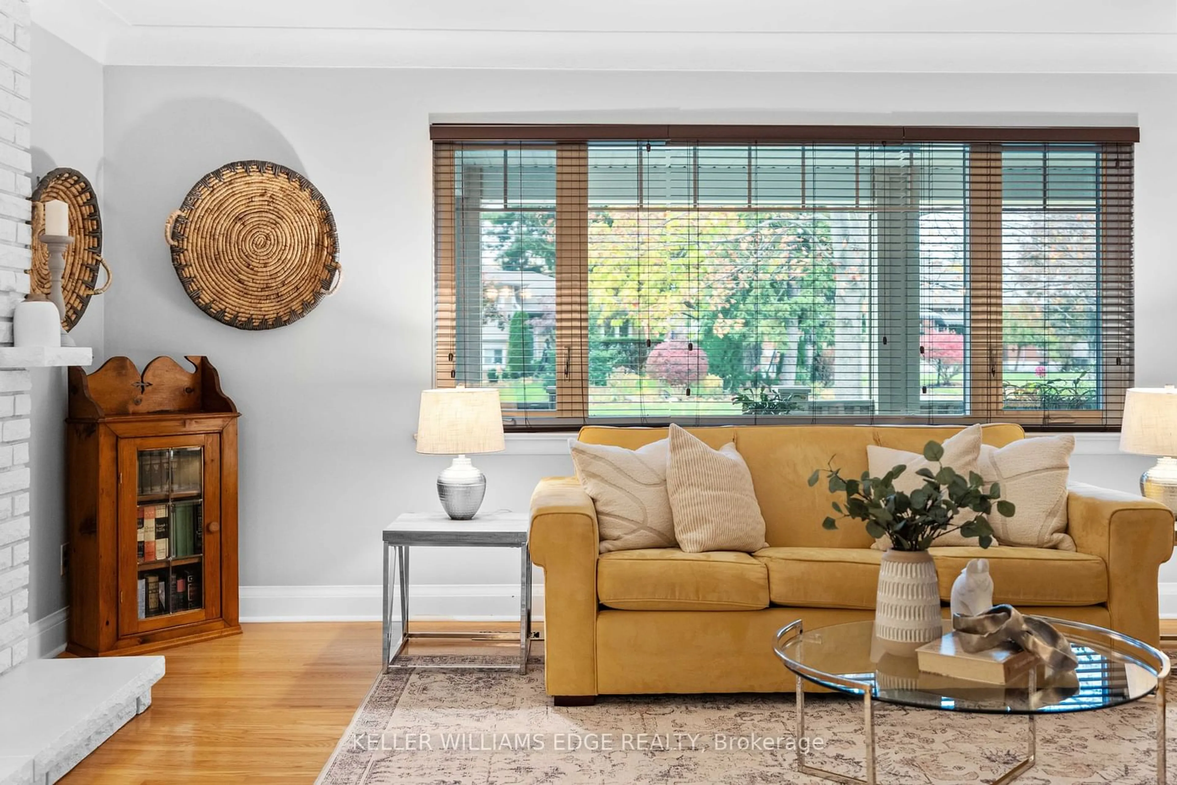 Living room with furniture, unknown for 2182 Clarendon Park Dr, Burlington Ontario L7R 1X1