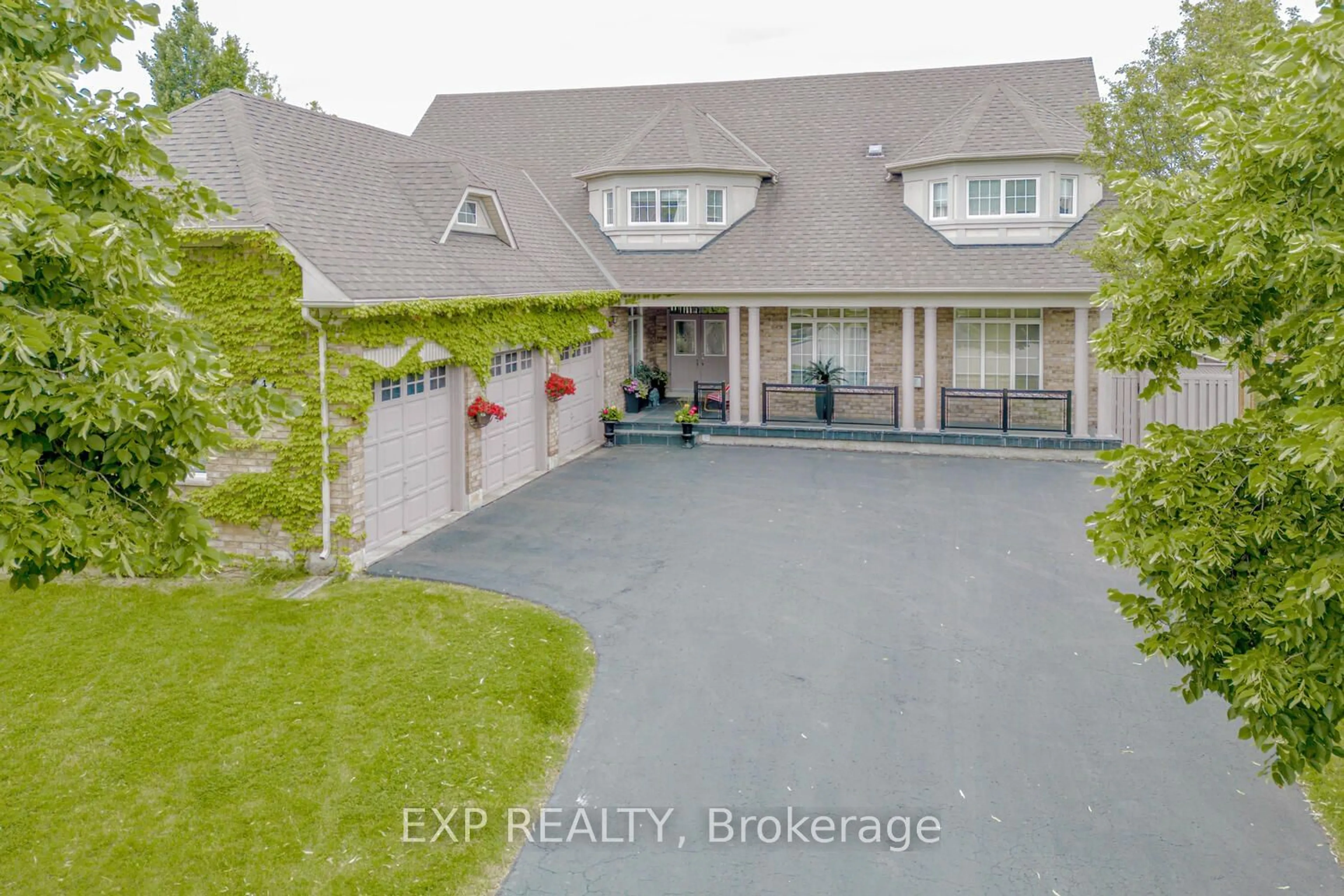 A pic from outside/outdoor area/front of a property/back of a property/a pic from drone, street for 4 Champion Crt, Brampton Ontario L6Y 5G9