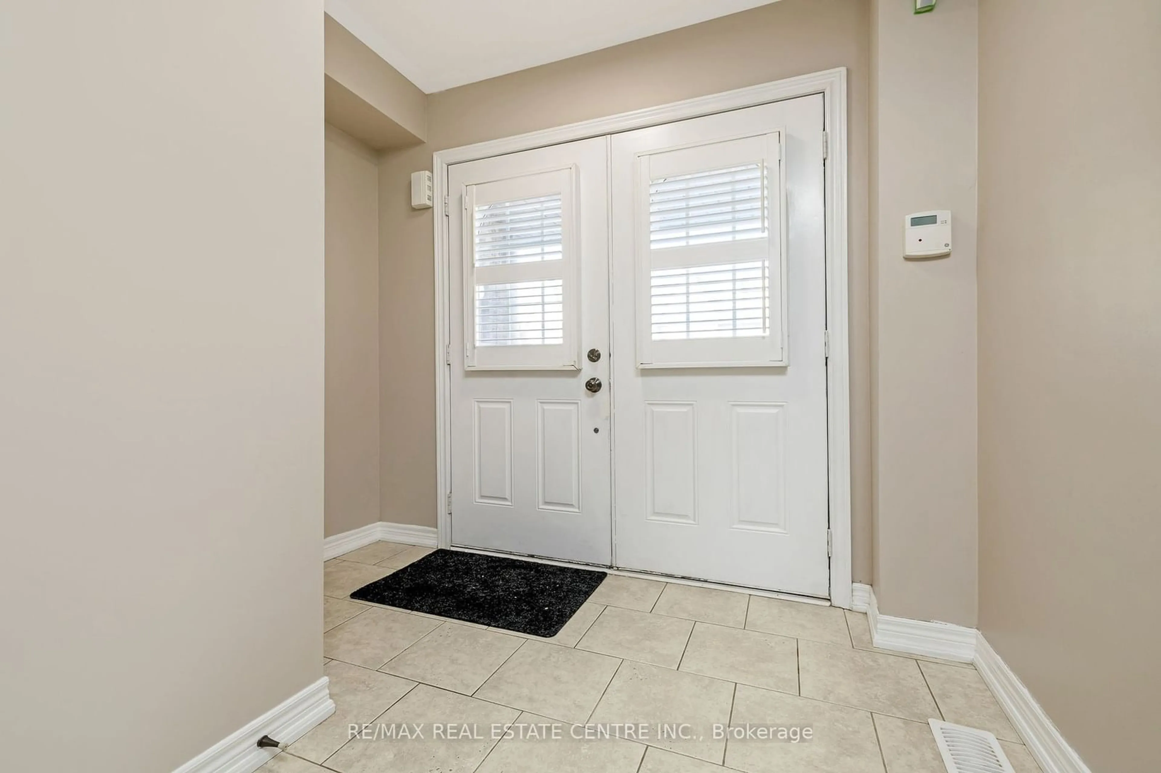 Indoor entryway for 1395 Costigan Rd, Milton Ontario L9T 0Y7