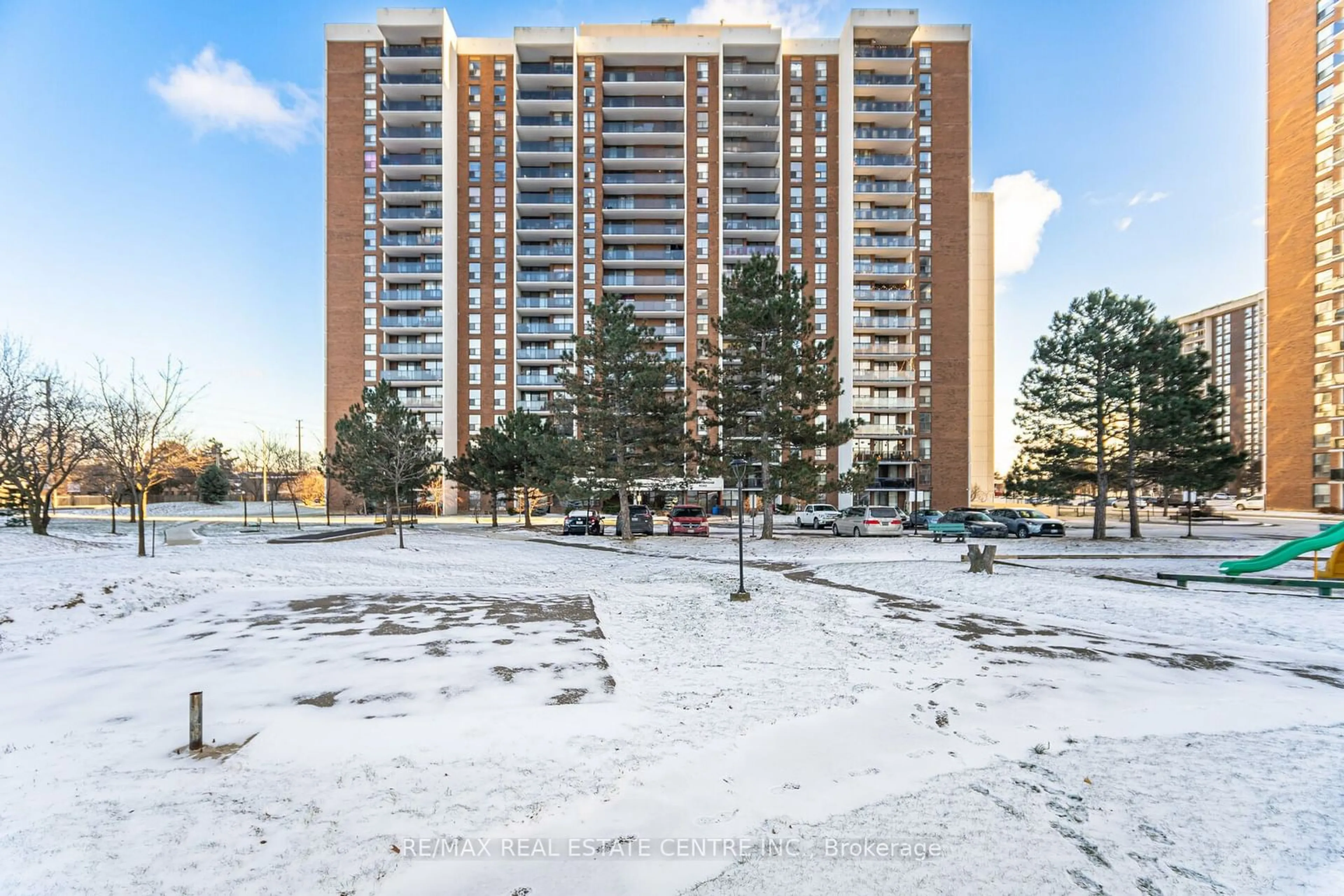 A pic from outside/outdoor area/front of a property/back of a property/a pic from drone, building for 21 Knightsbridge Rd #1808, Brampton Ontario L6T 3Y1