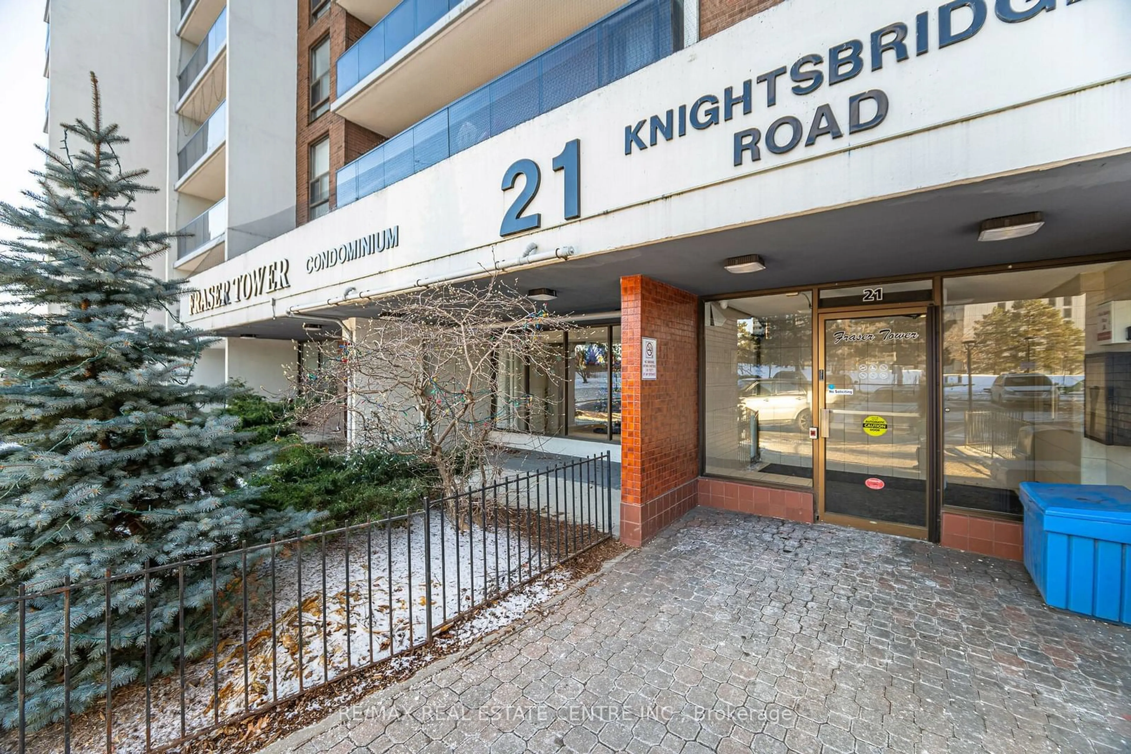 Indoor foyer for 21 Knightsbridge Rd #1808, Brampton Ontario L6T 3Y1