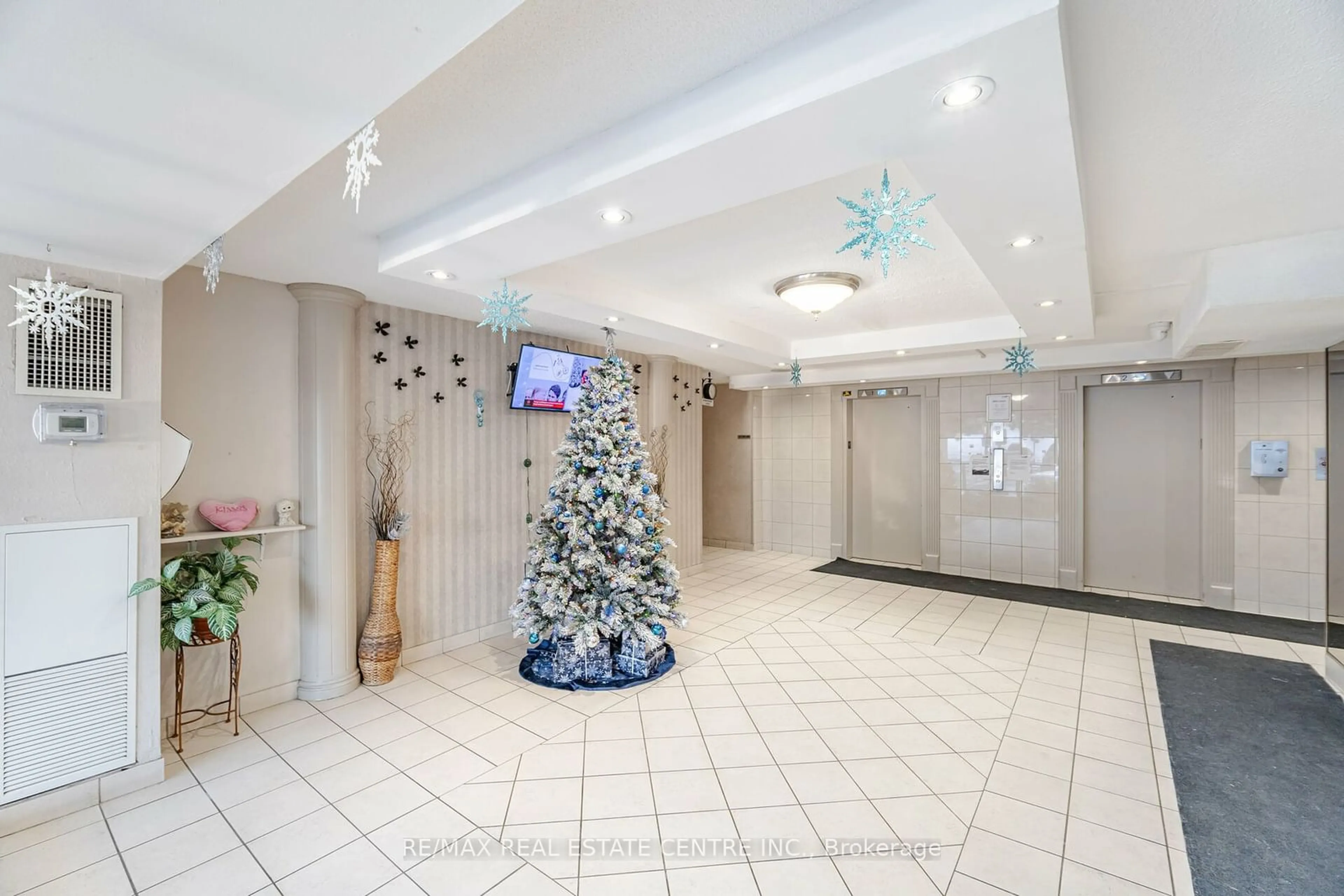 Lobby for 21 Knightsbridge Rd #1808, Brampton Ontario L6T 3Y1