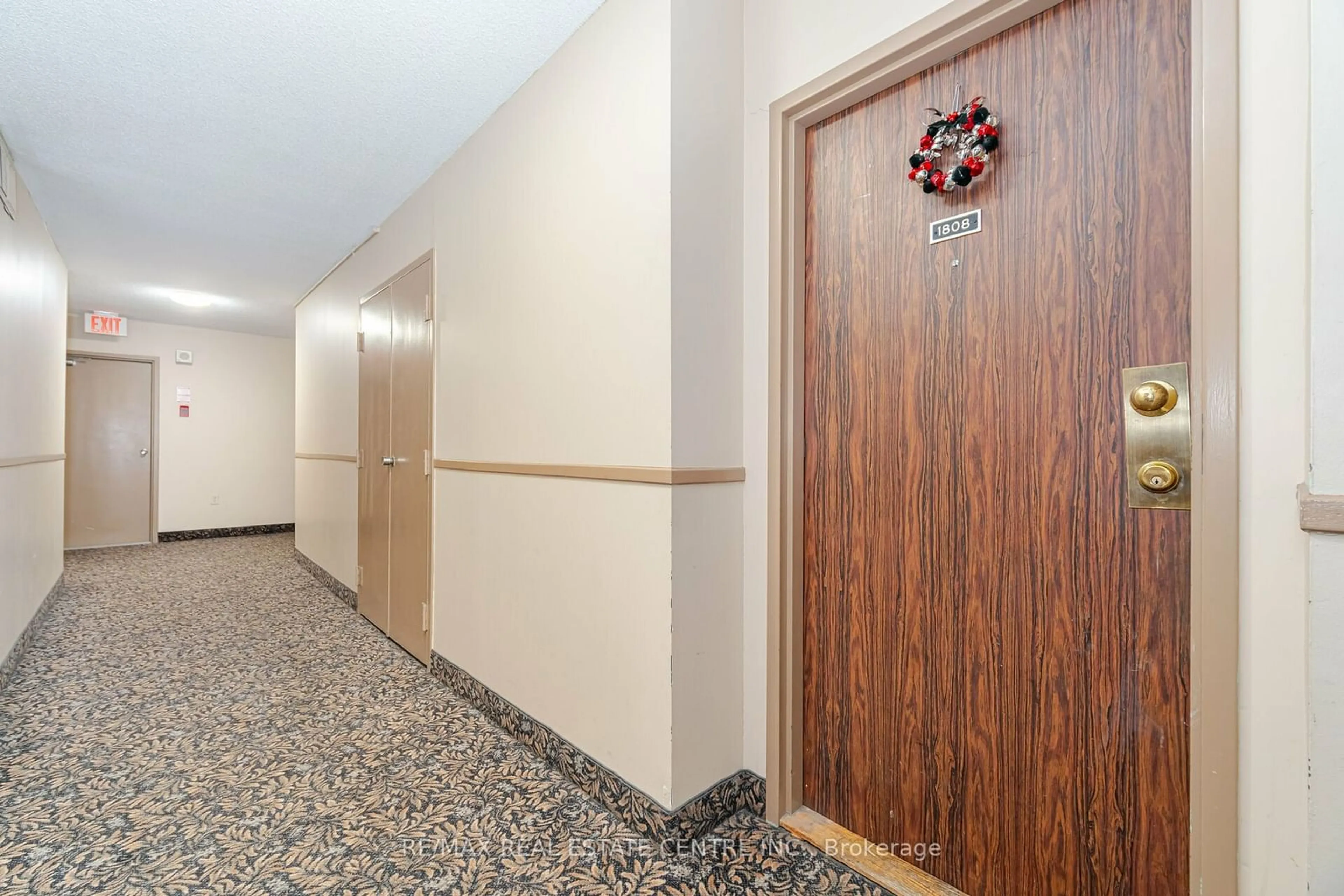 Indoor foyer for 21 Knightsbridge Rd #1808, Brampton Ontario L6T 3Y1