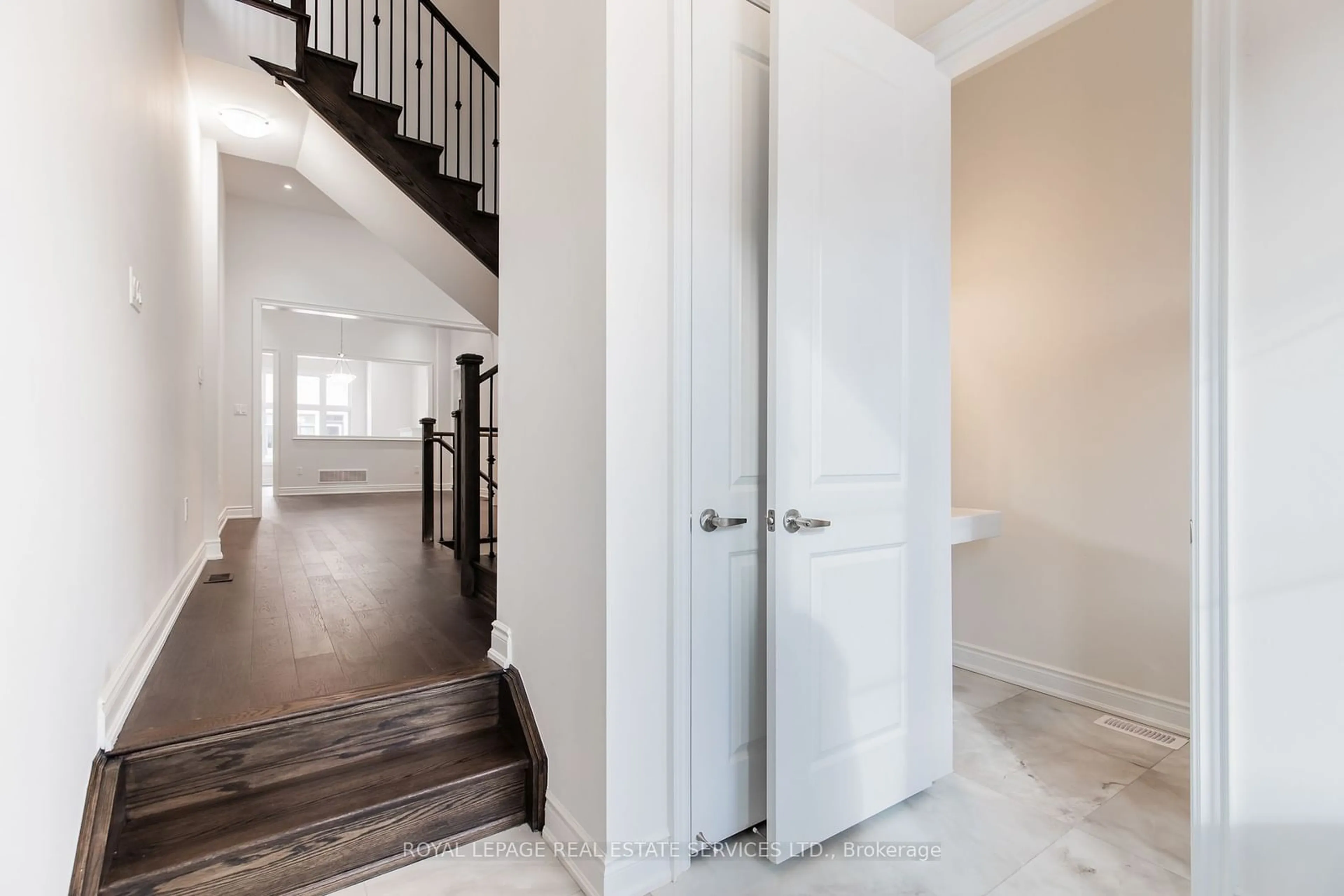 Indoor entryway for 1359 Peony Path, Oakville Ontario L6H 7X2