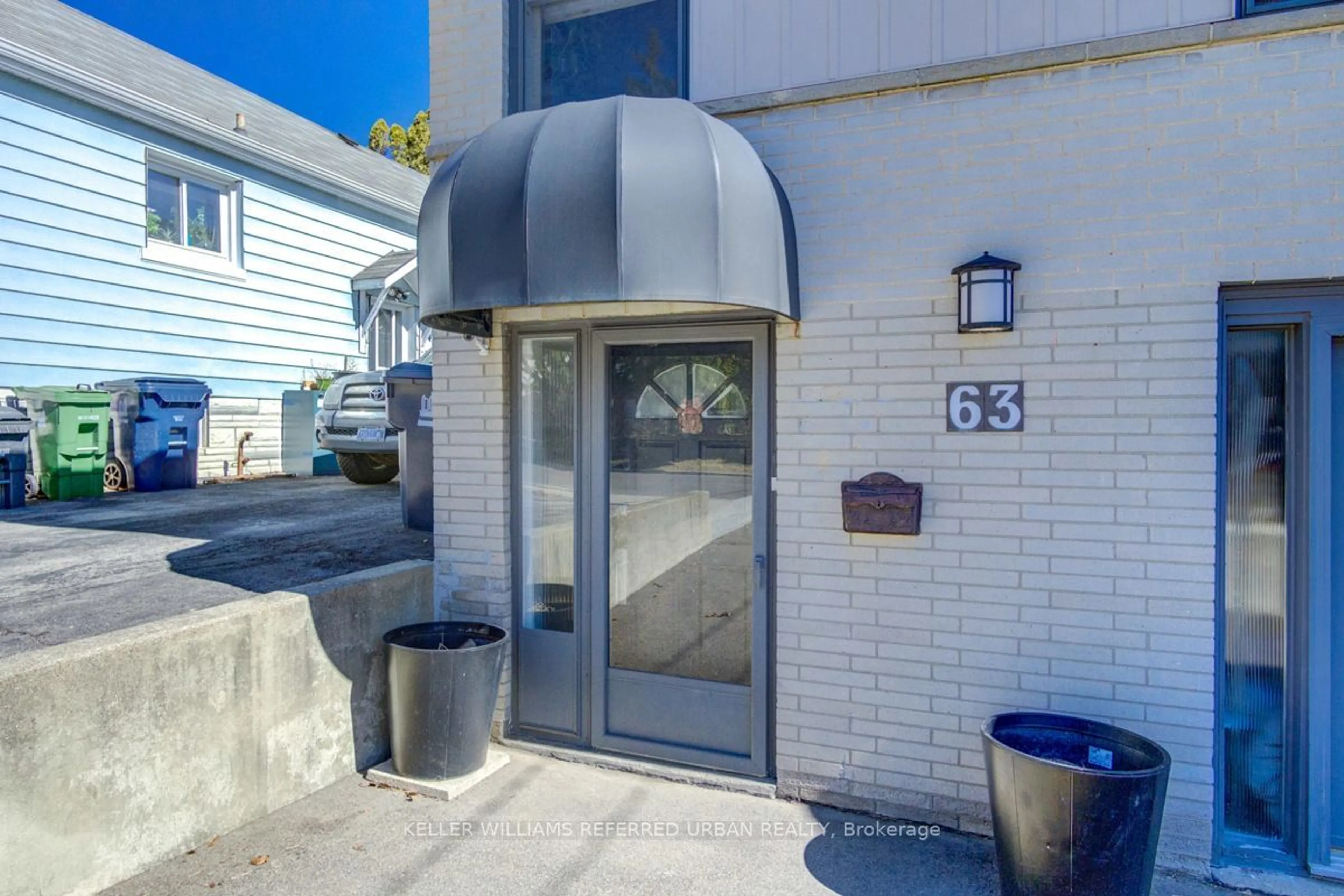 Indoor foyer for 63 Fortieth St, Toronto Ontario M8W 3M8