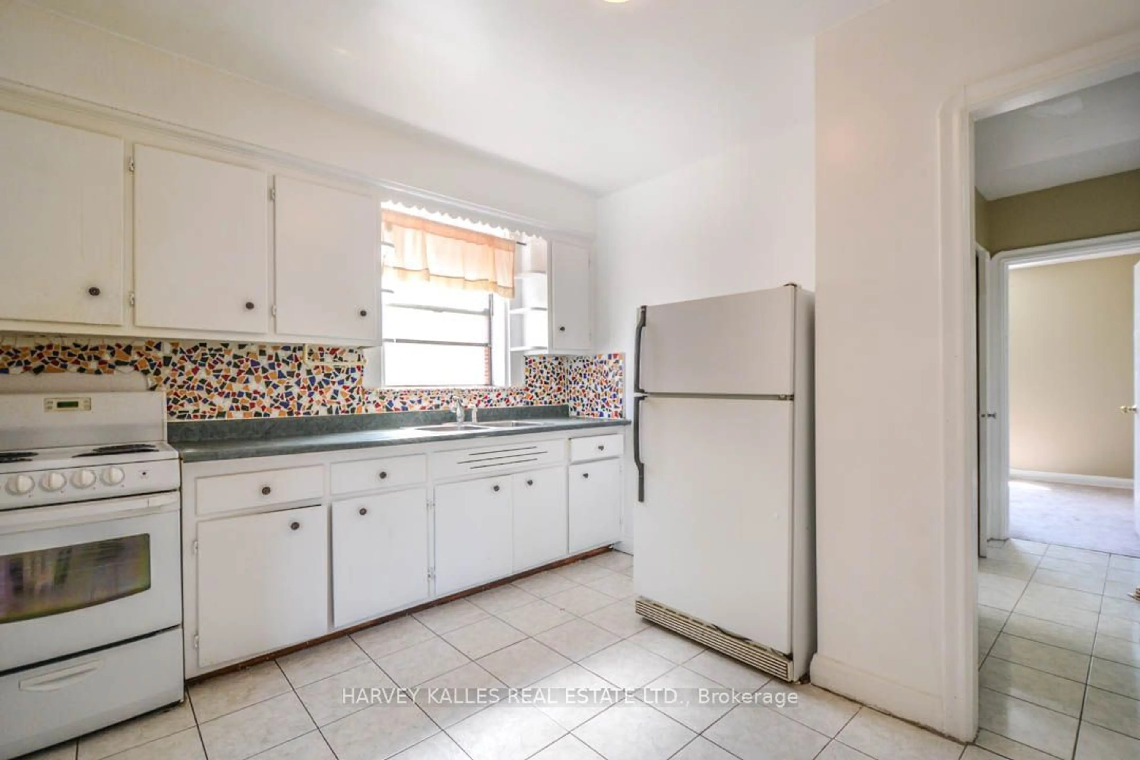 Standard kitchen, ceramic/tile floor for 90 Trethewey Dr, Toronto Ontario M6M 4B4