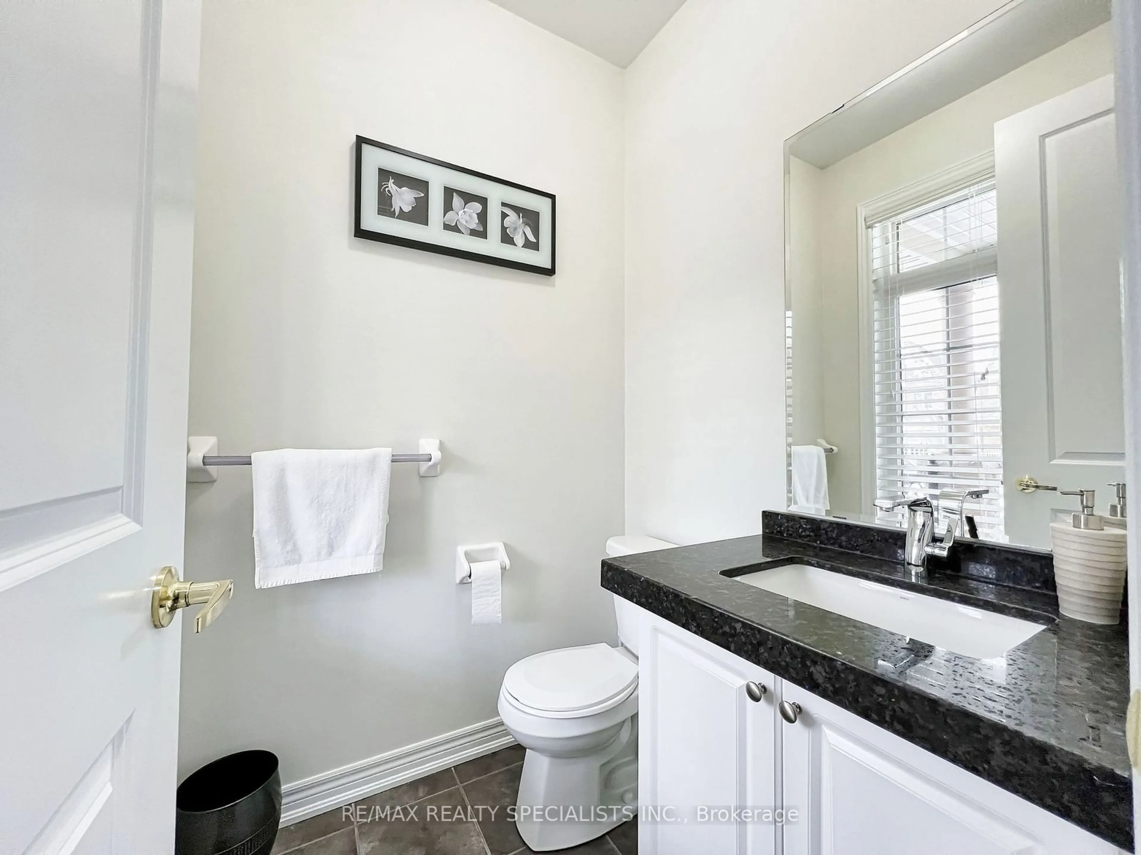 Standard bathroom, ceramic/tile floor for 4 Vernosa Dr, Brampton Ontario L6Y 2Y2