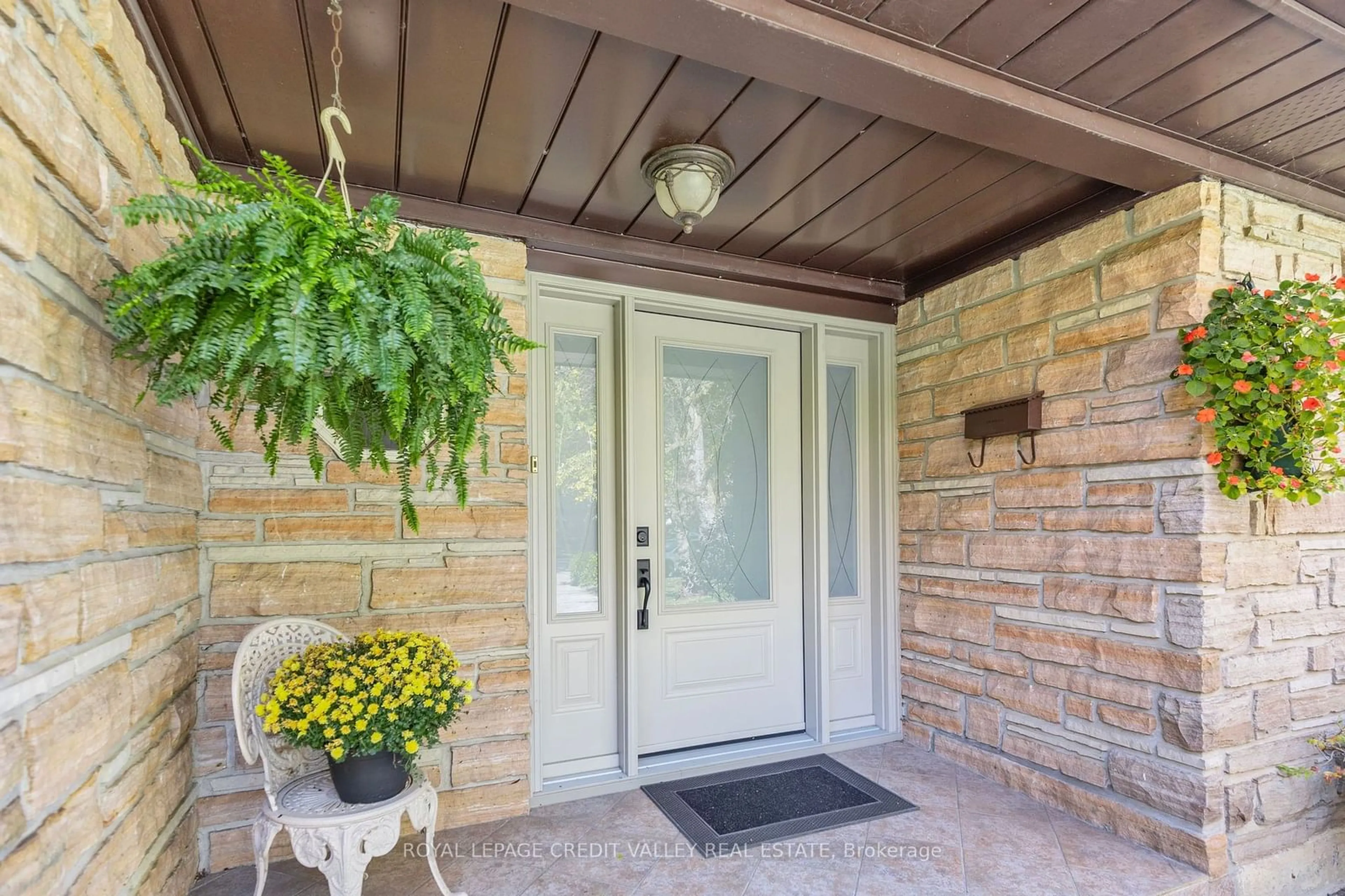 Indoor entryway for 9 Norval Cres, Brampton Ontario L6W 1J1