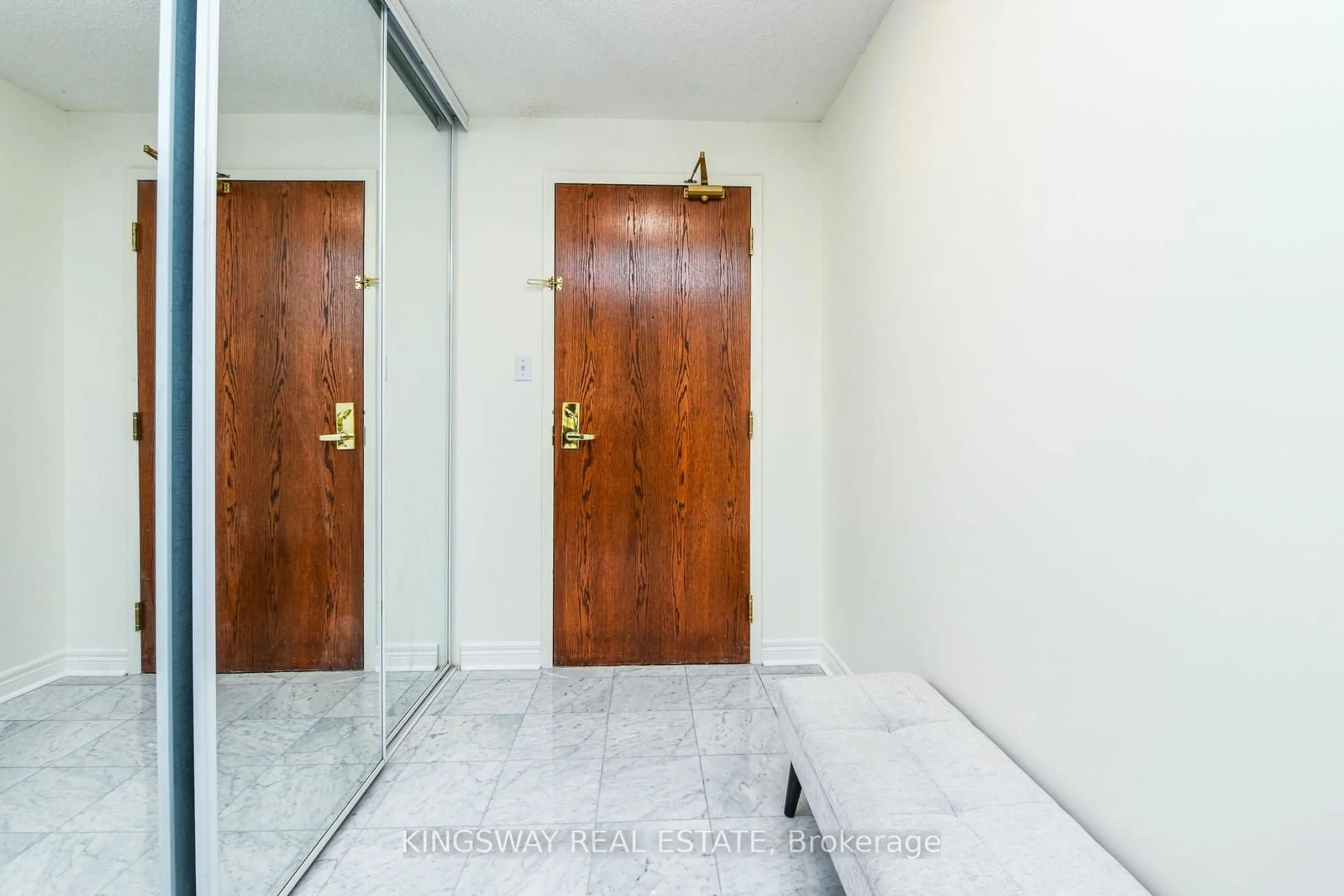 Indoor foyer for 156 Enfield Pl #2801, Mississauga Ontario L5B 4L8