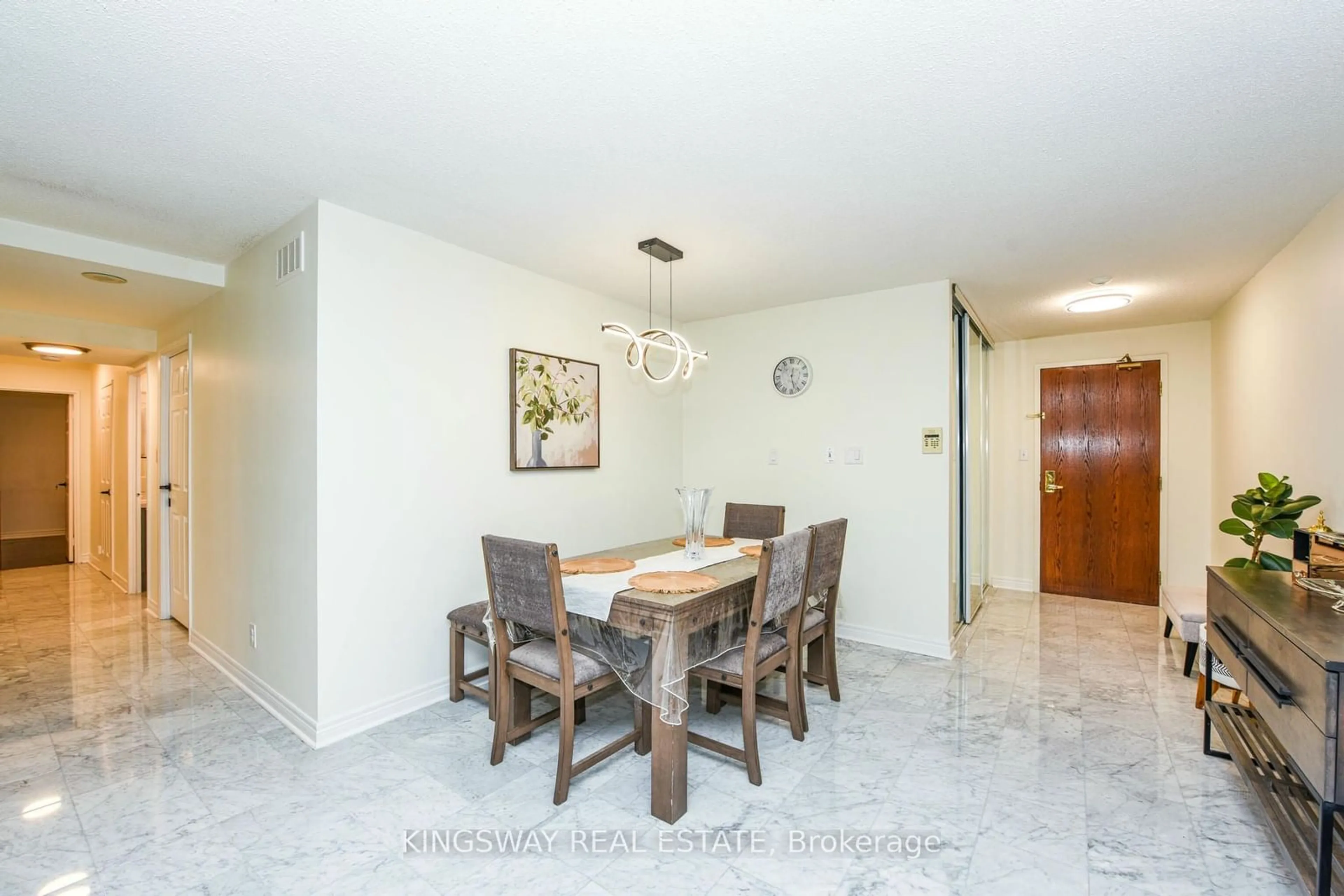 Dining room, ceramic/tile floor for 156 Enfield Pl #2801, Mississauga Ontario L5B 4L8