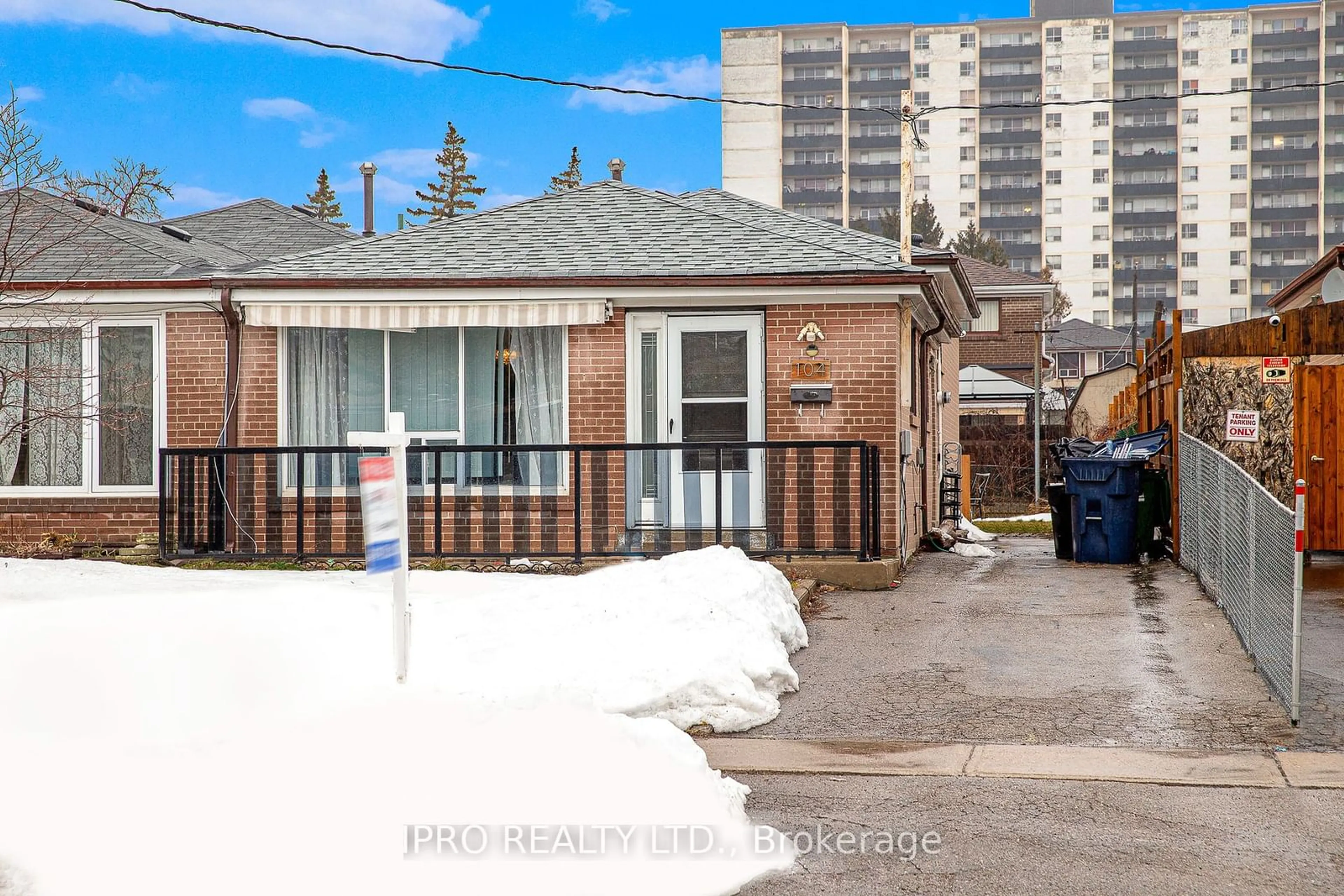 Patio, street for 104 Topcliff Ave, Toronto Ontario M3N 1L8