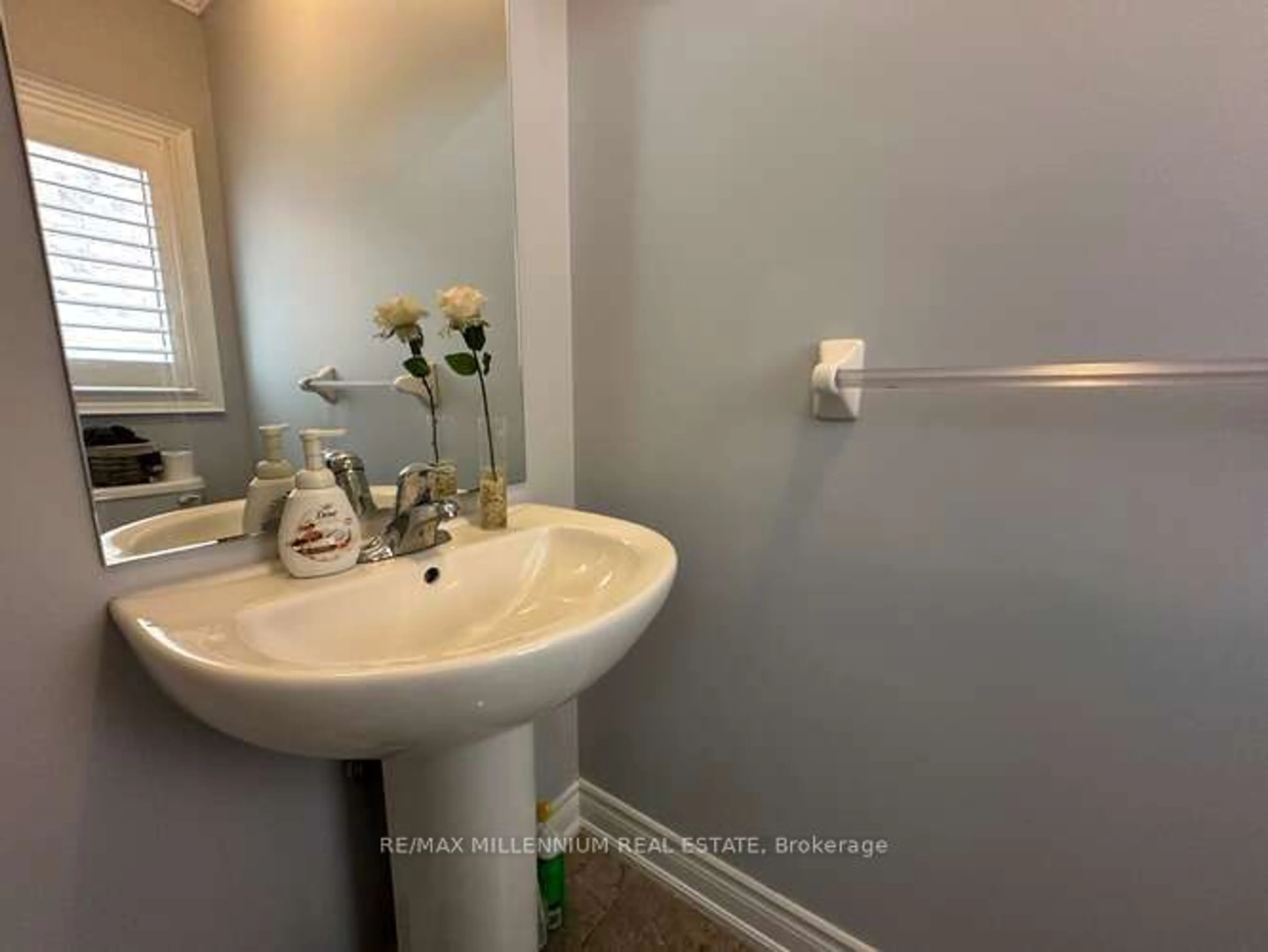 Standard bathroom, ceramic/tile floor for 80 Hanburry Cres, Brampton Ontario L6X 5N7