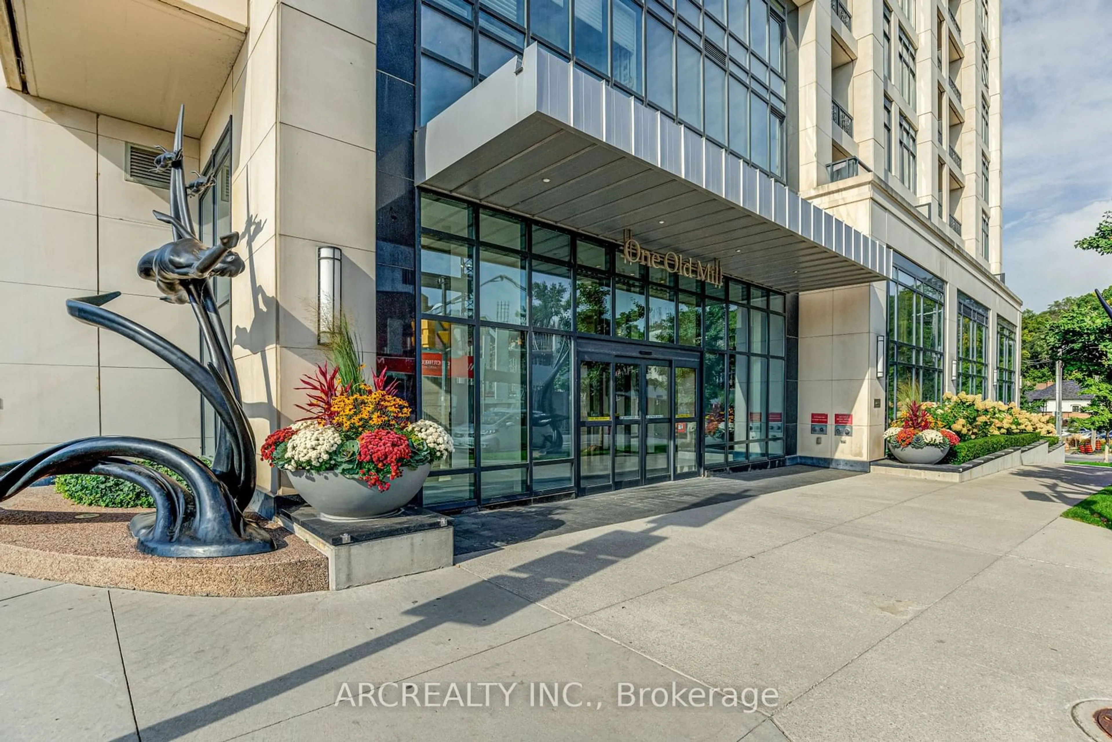 Indoor foyer for 1 Old Mill Dr #306, Toronto Ontario M6S 0A1