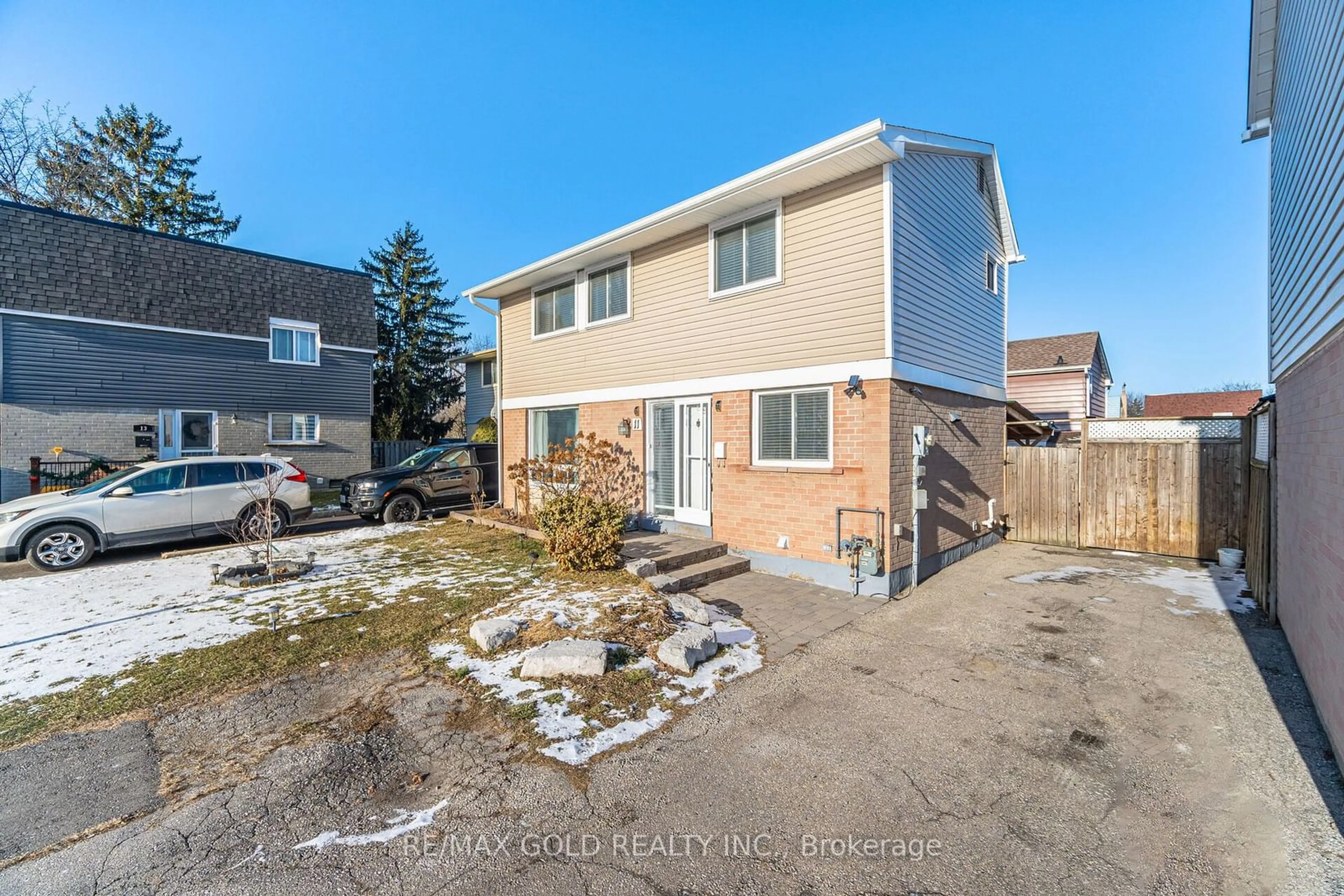 A pic from outside/outdoor area/front of a property/back of a property/a pic from drone, street for 11 Horatio Crt, Brampton Ontario L6S 1X8