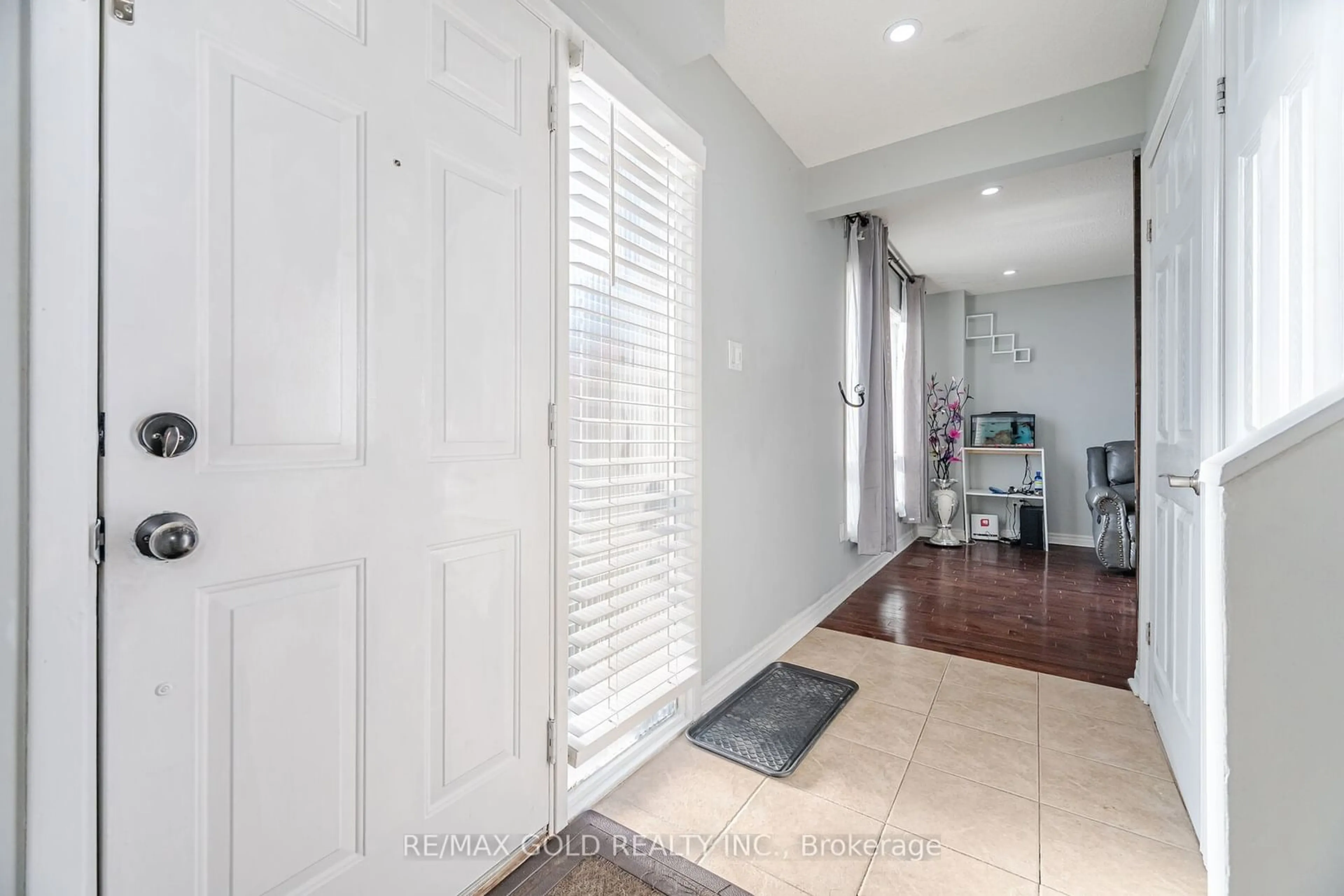 Indoor entryway for 11 Horatio Crt, Brampton Ontario L6S 1X8