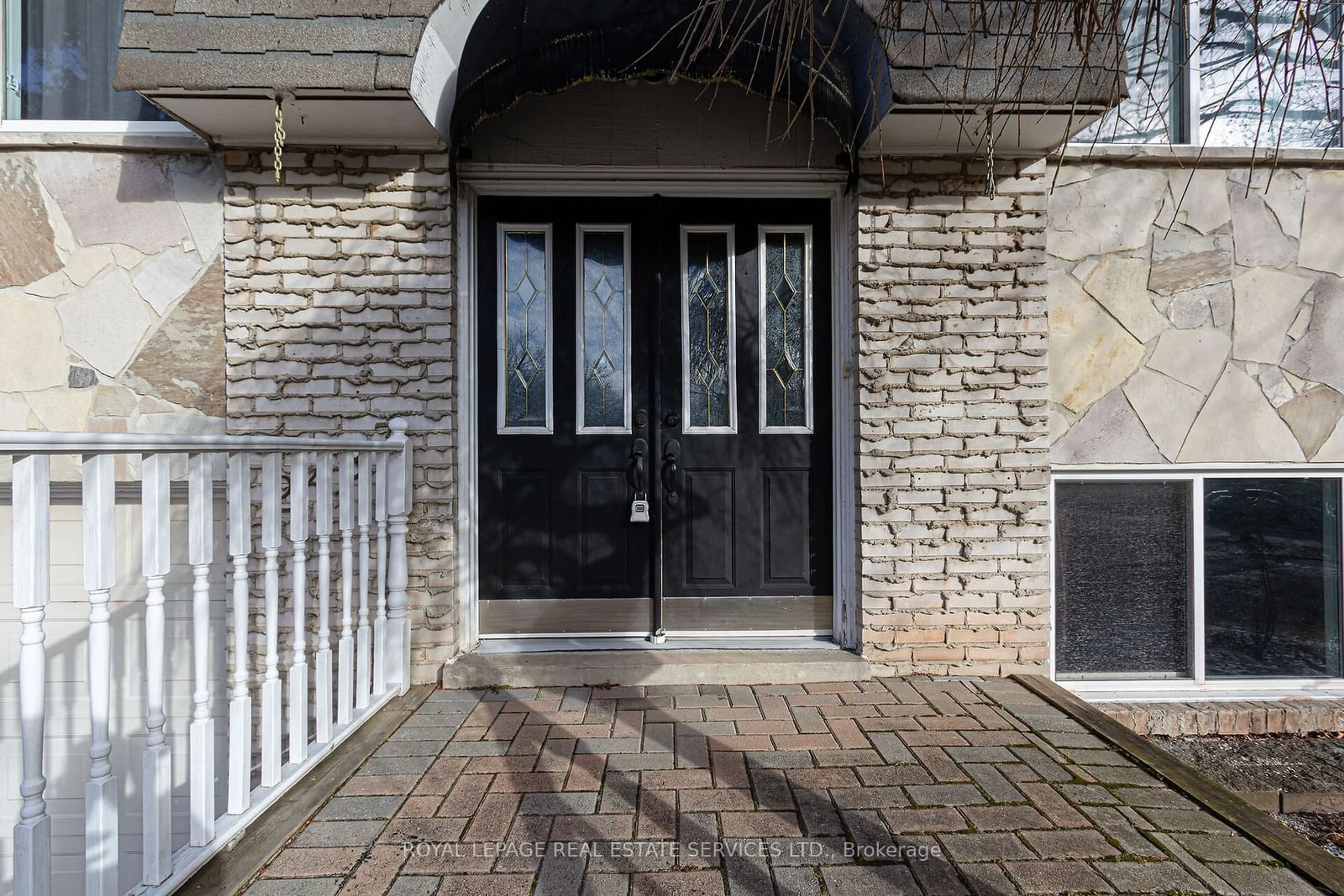 Indoor entryway for 2483 Yarmouth Cres, Oakville Ontario L6L 2M9