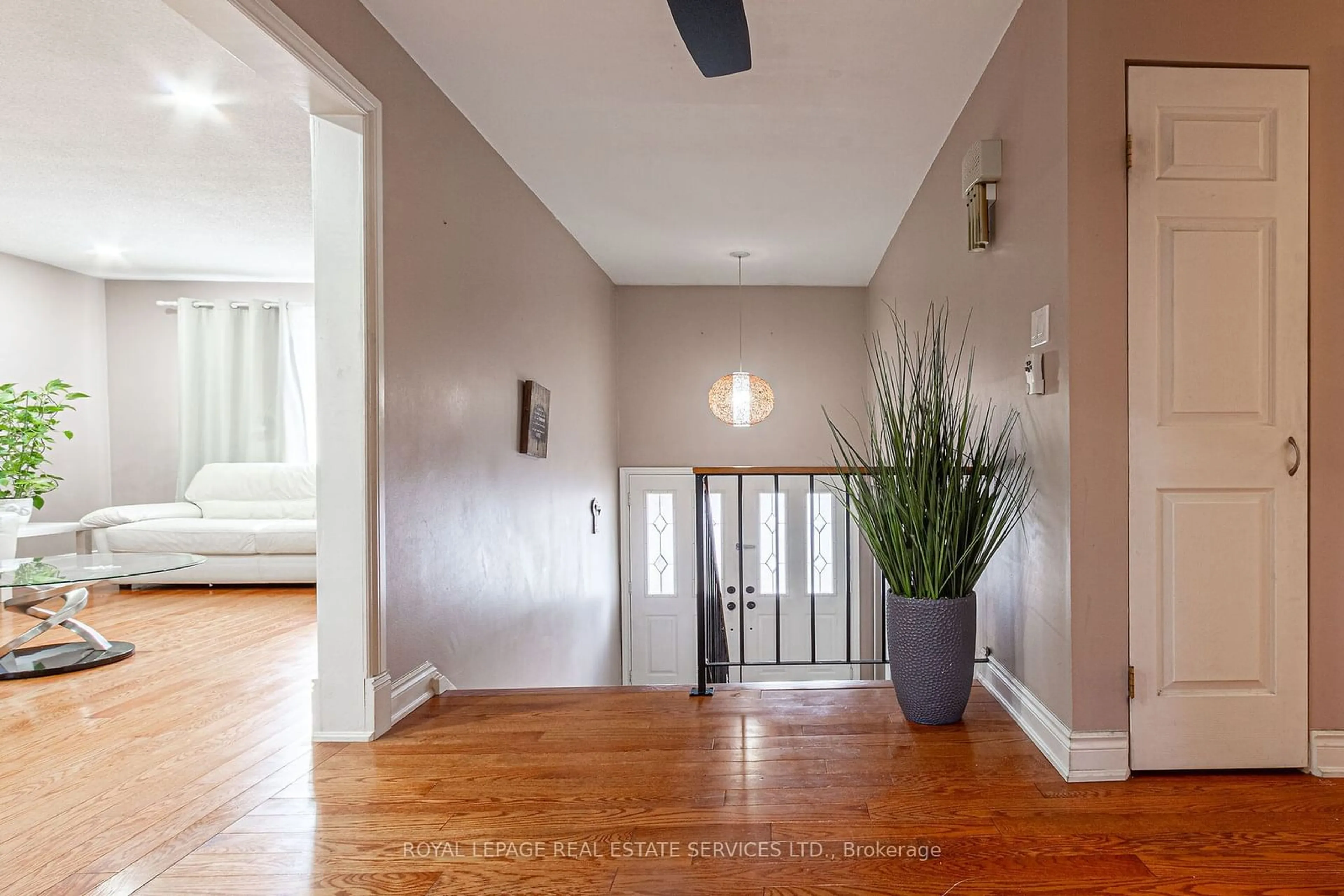 Indoor entryway for 2483 Yarmouth Cres, Oakville Ontario L6L 2M9