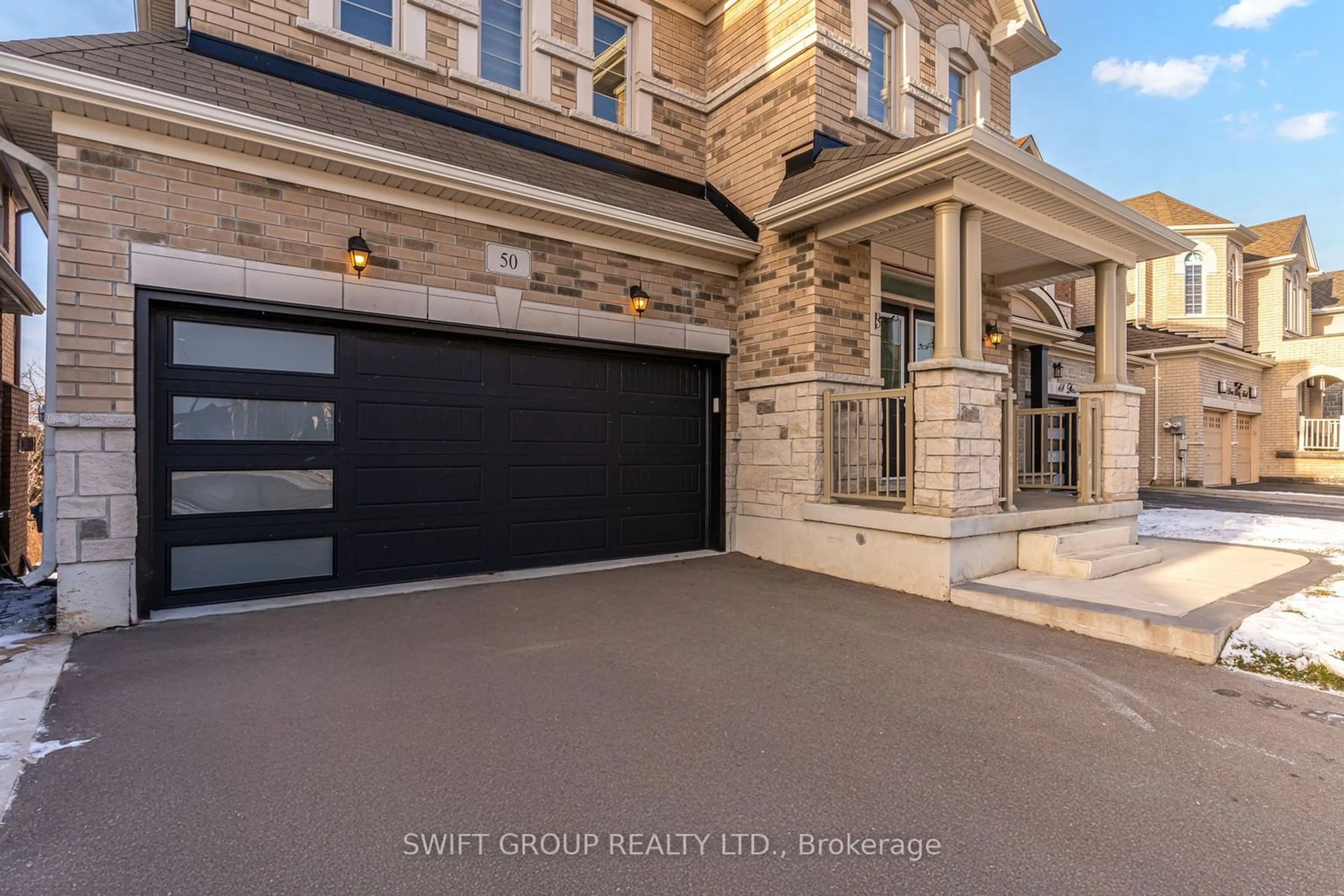 Indoor entryway for 50 Deer Ridge Tr, Caledon Ontario L7C 3Z6