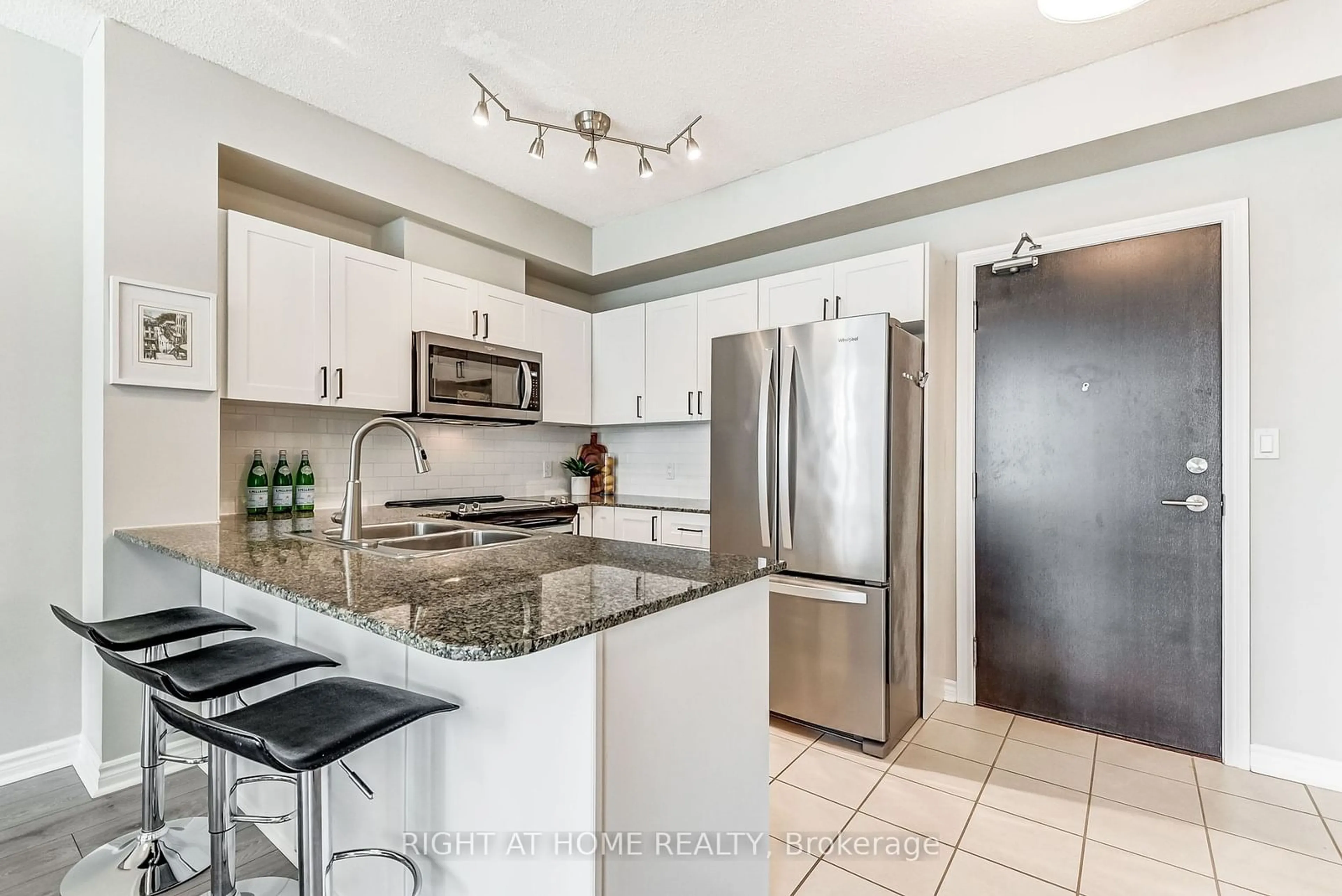 Open concept kitchen, ceramic/tile floor for 3504 Hurontario St #608, Mississauga Ontario L5B 0B9