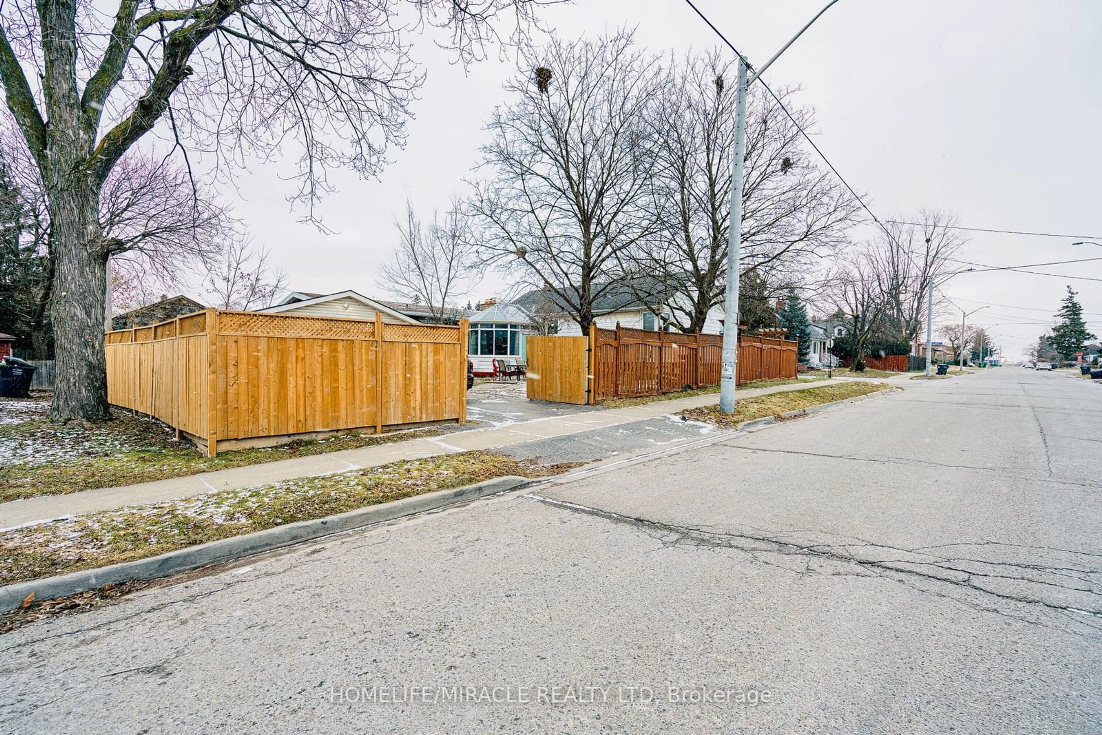 A pic from outside/outdoor area/front of a property/back of a property/a pic from drone, street for 13 Foster Rd, Mississauga Ontario L4T 1C3