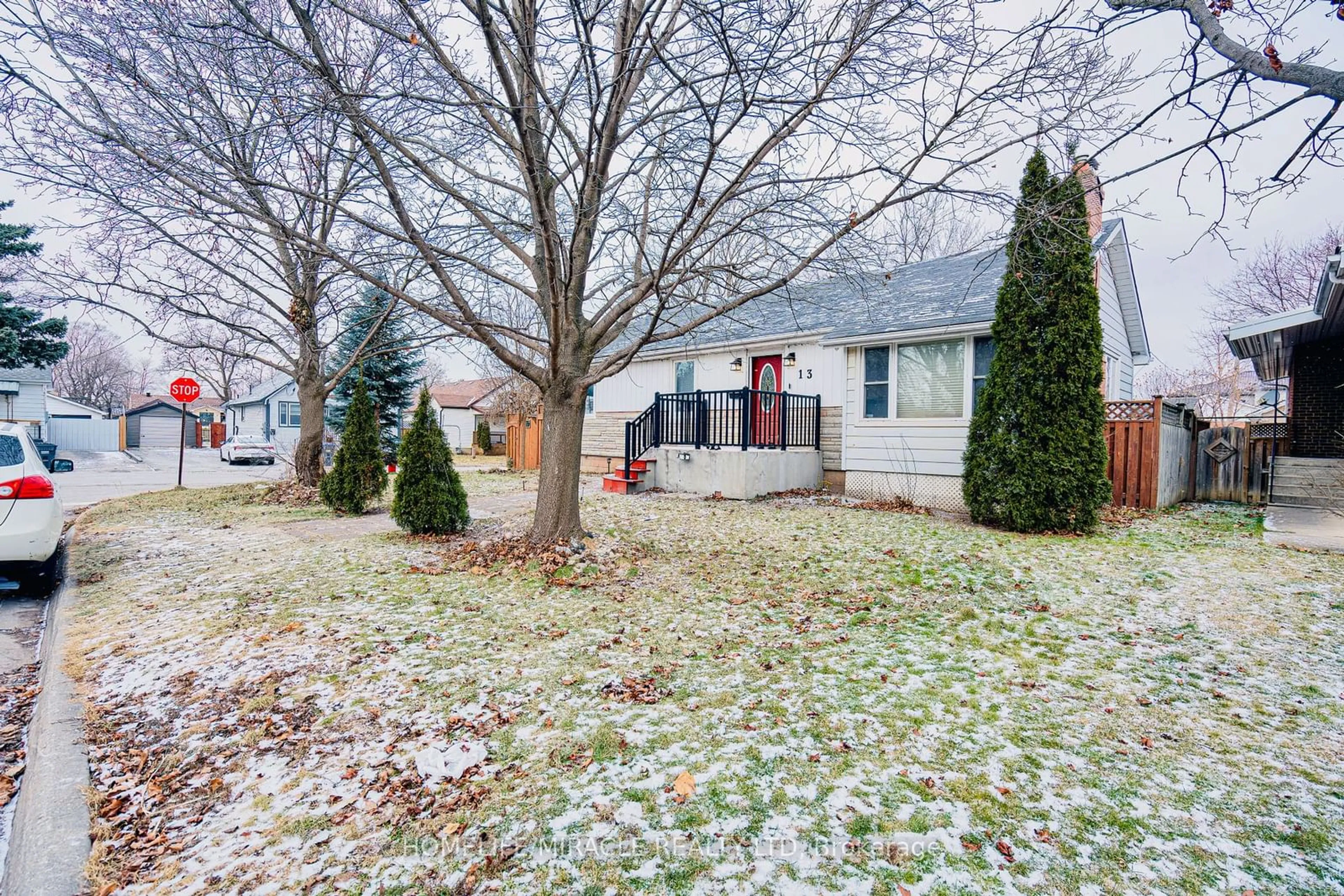 A pic from outside/outdoor area/front of a property/back of a property/a pic from drone, street for 13 Foster Rd, Mississauga Ontario L4T 1C3