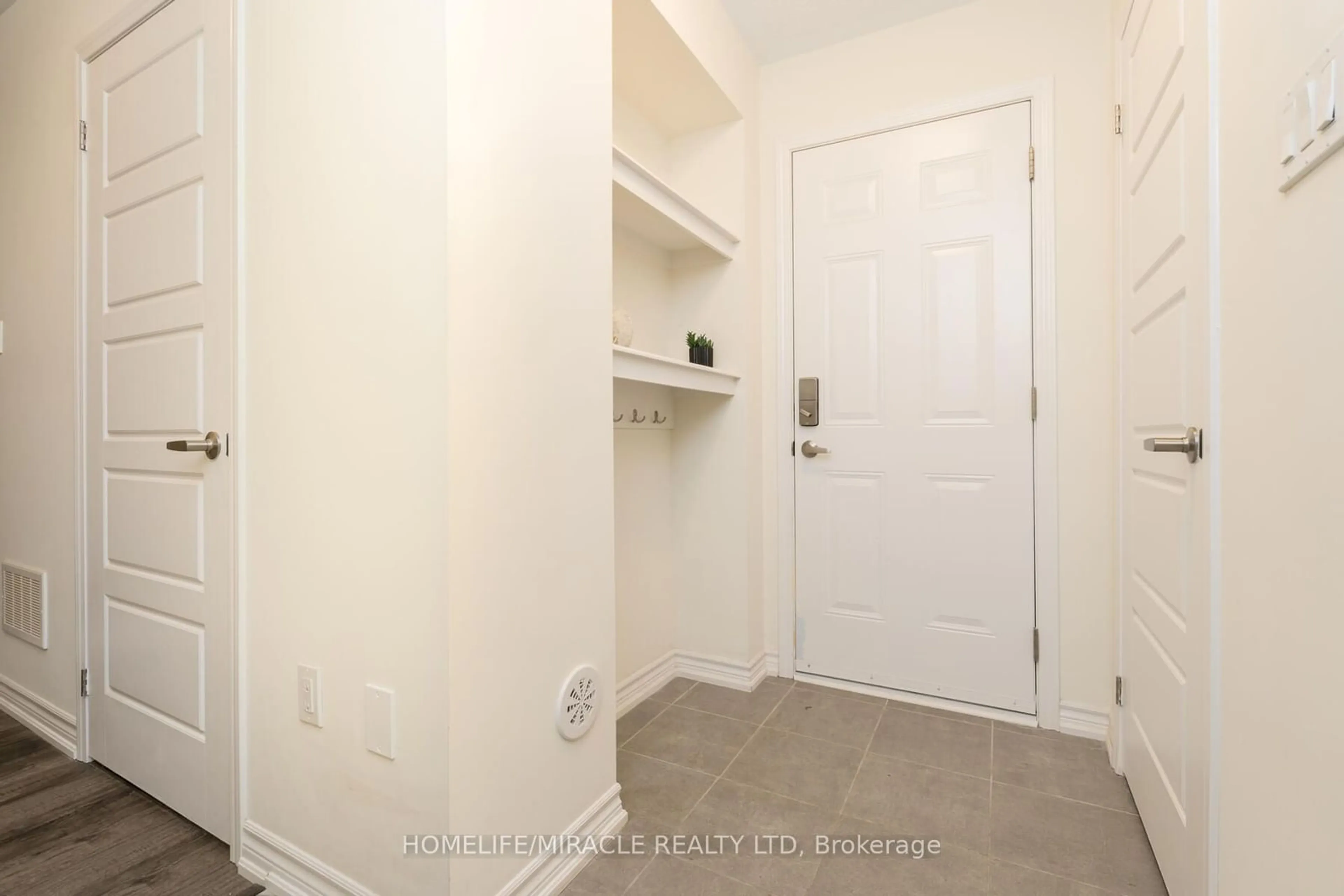 Indoor entryway for 997 Alder Gate, Milton Ontario L9E 1R6