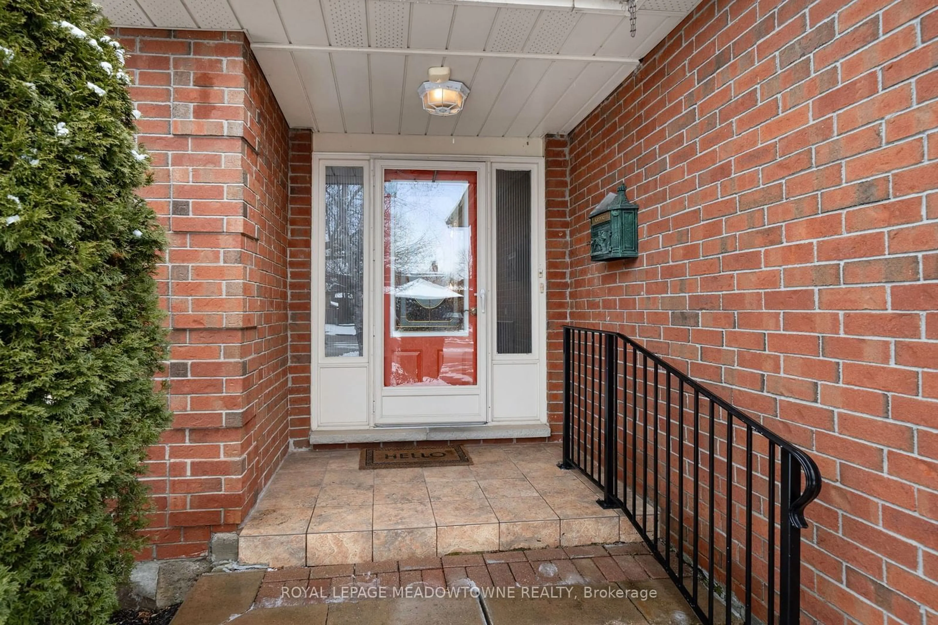 Indoor entryway for 15 Oakington Pl, Mississauga Ontario L5N 3V9