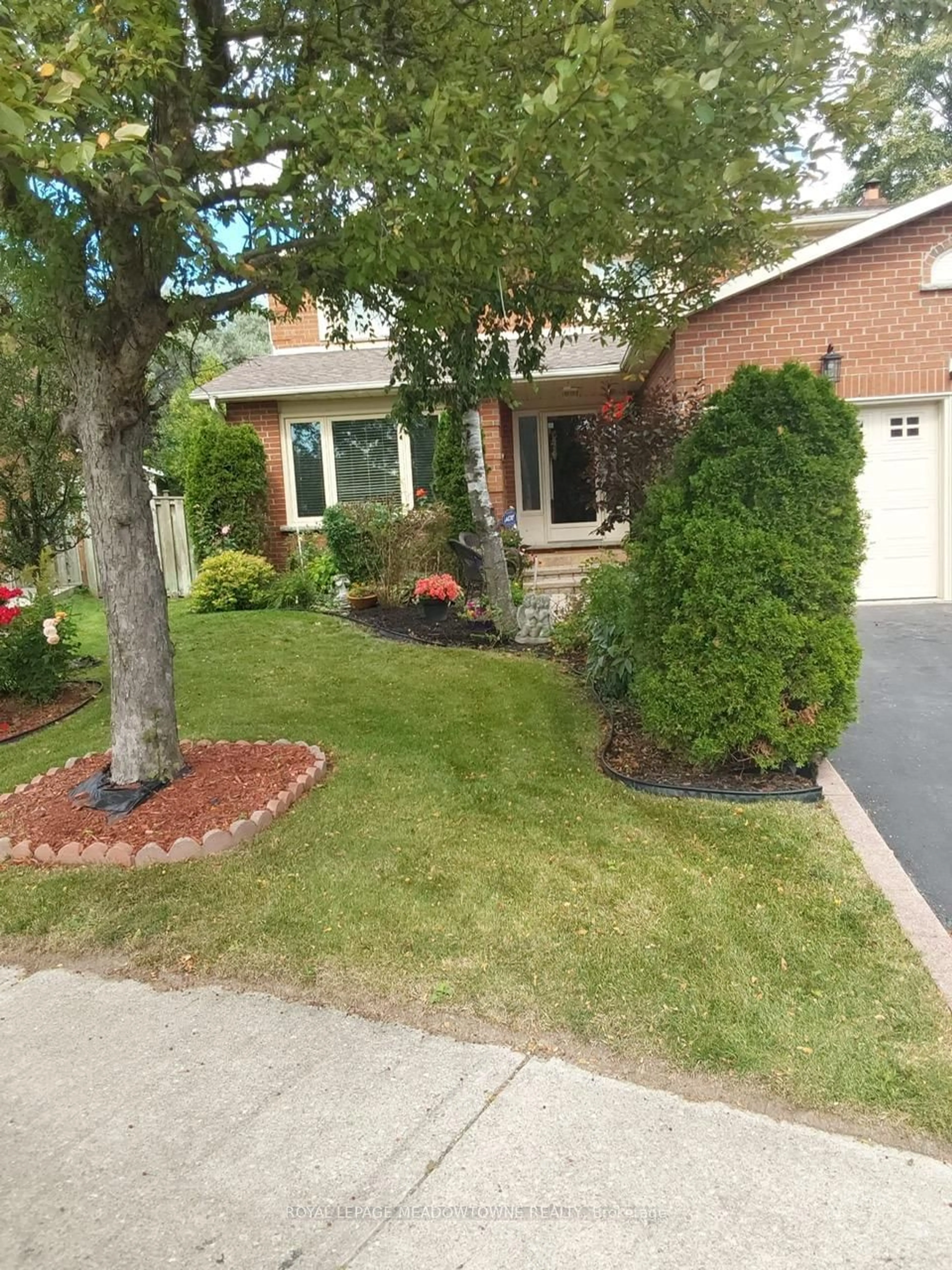 Home with brick exterior material, street for 15 Oakington Pl, Mississauga Ontario L5N 3V9