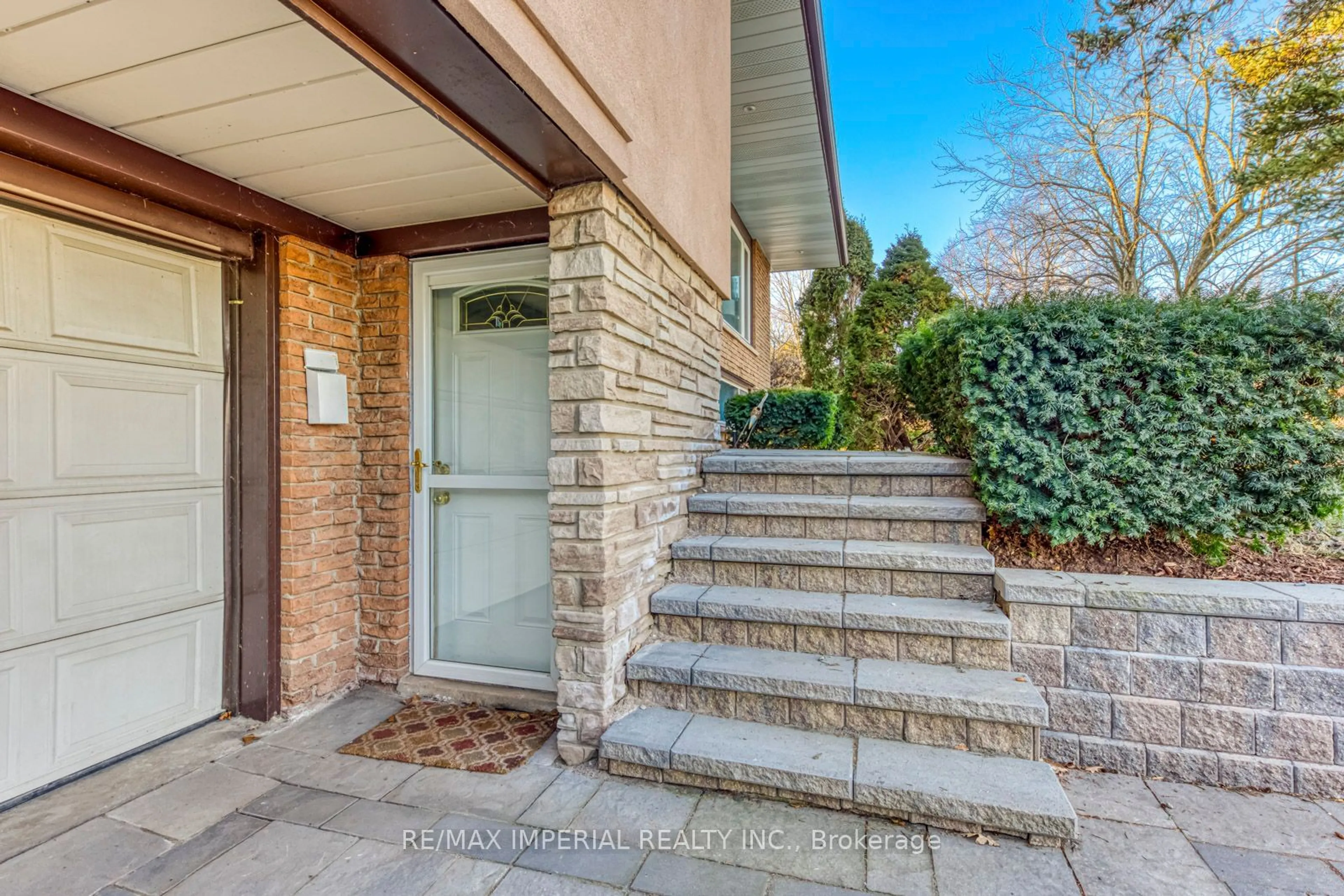 Indoor entryway for 1284 Falgarwood Dr, Oakville Ontario L6H 2L6