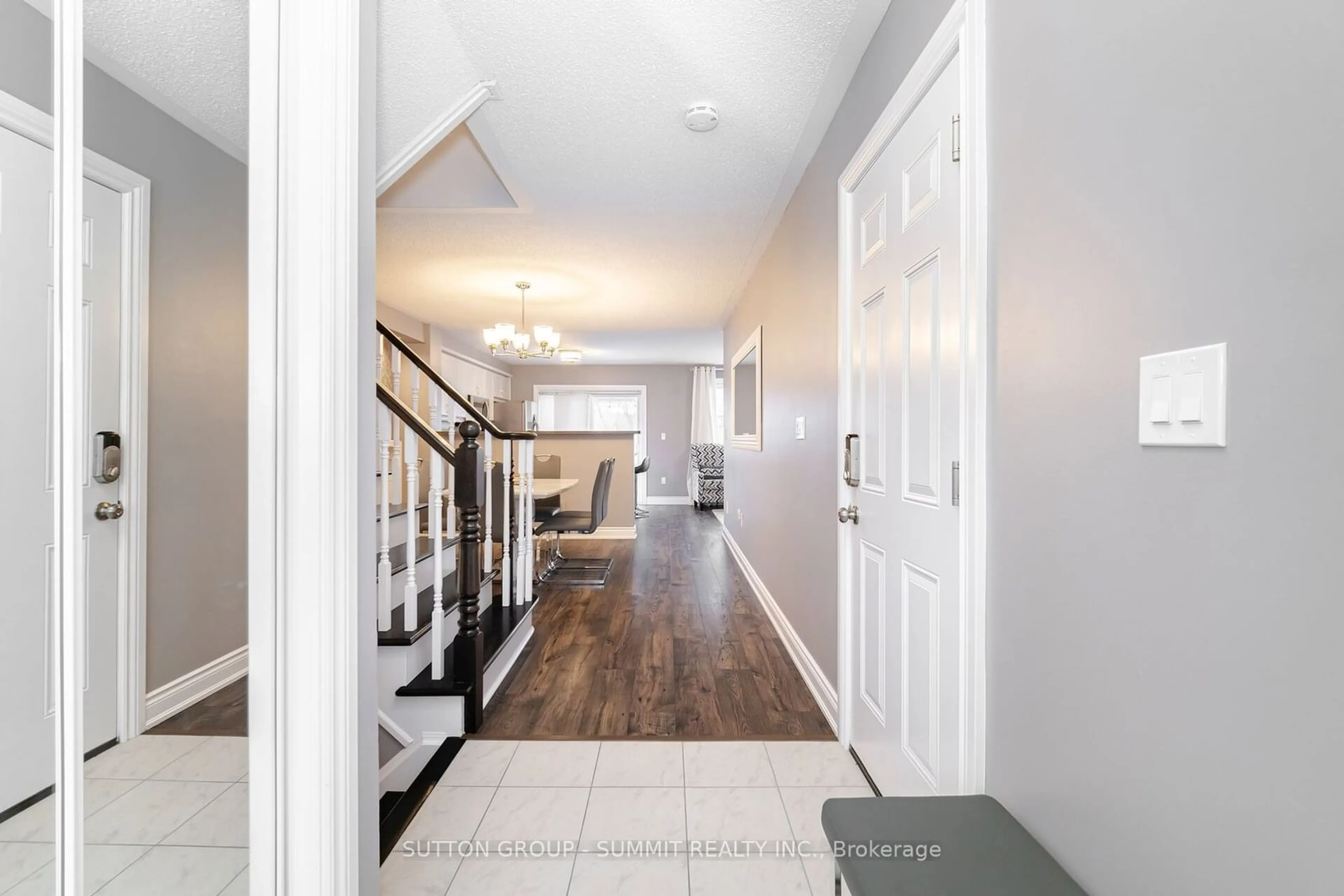 Indoor entryway for 1671 Stover Cres, Milton Ontario L9T 5N3