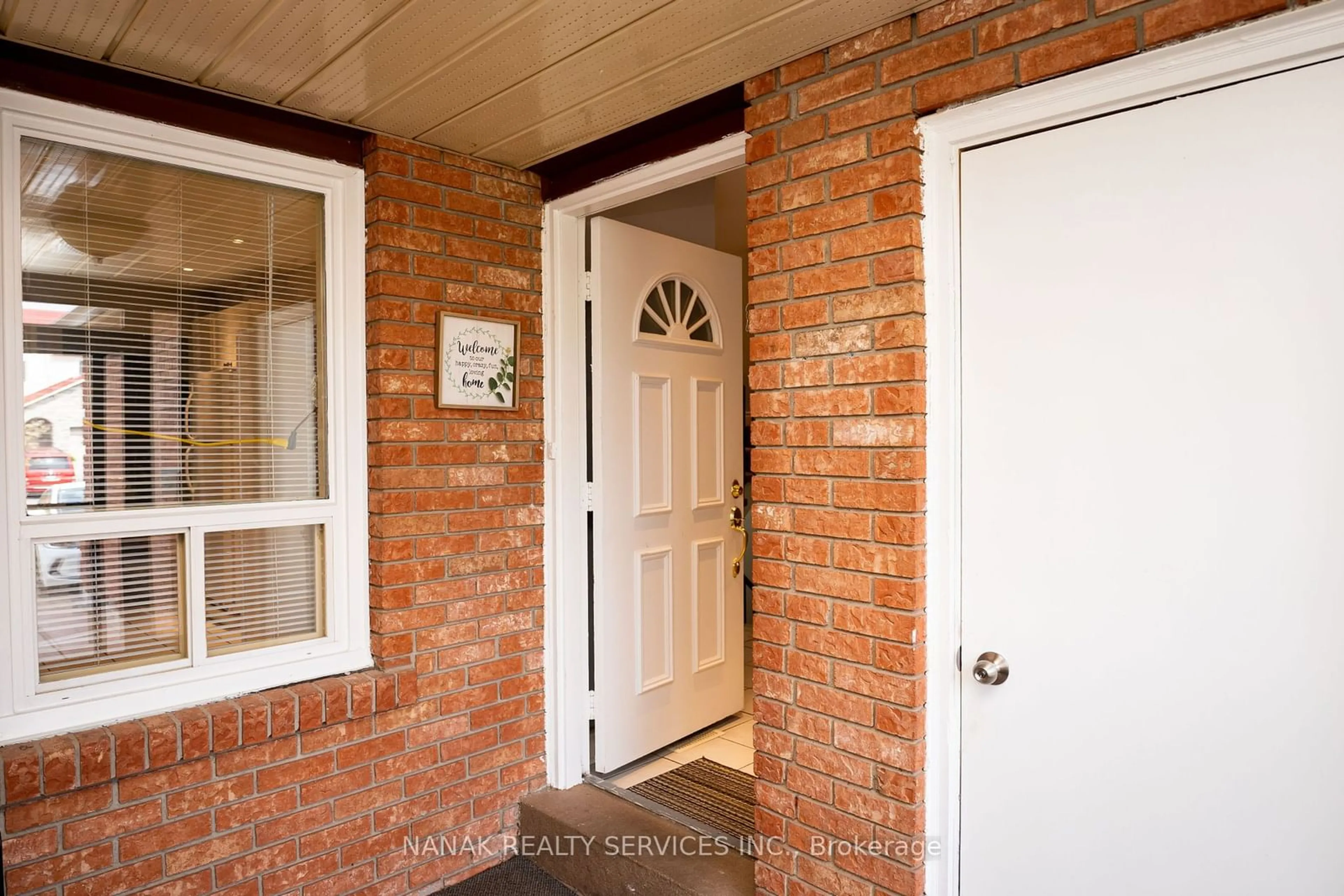 Indoor entryway for 133 Murray St St, Brampton Ontario L6X 2S5