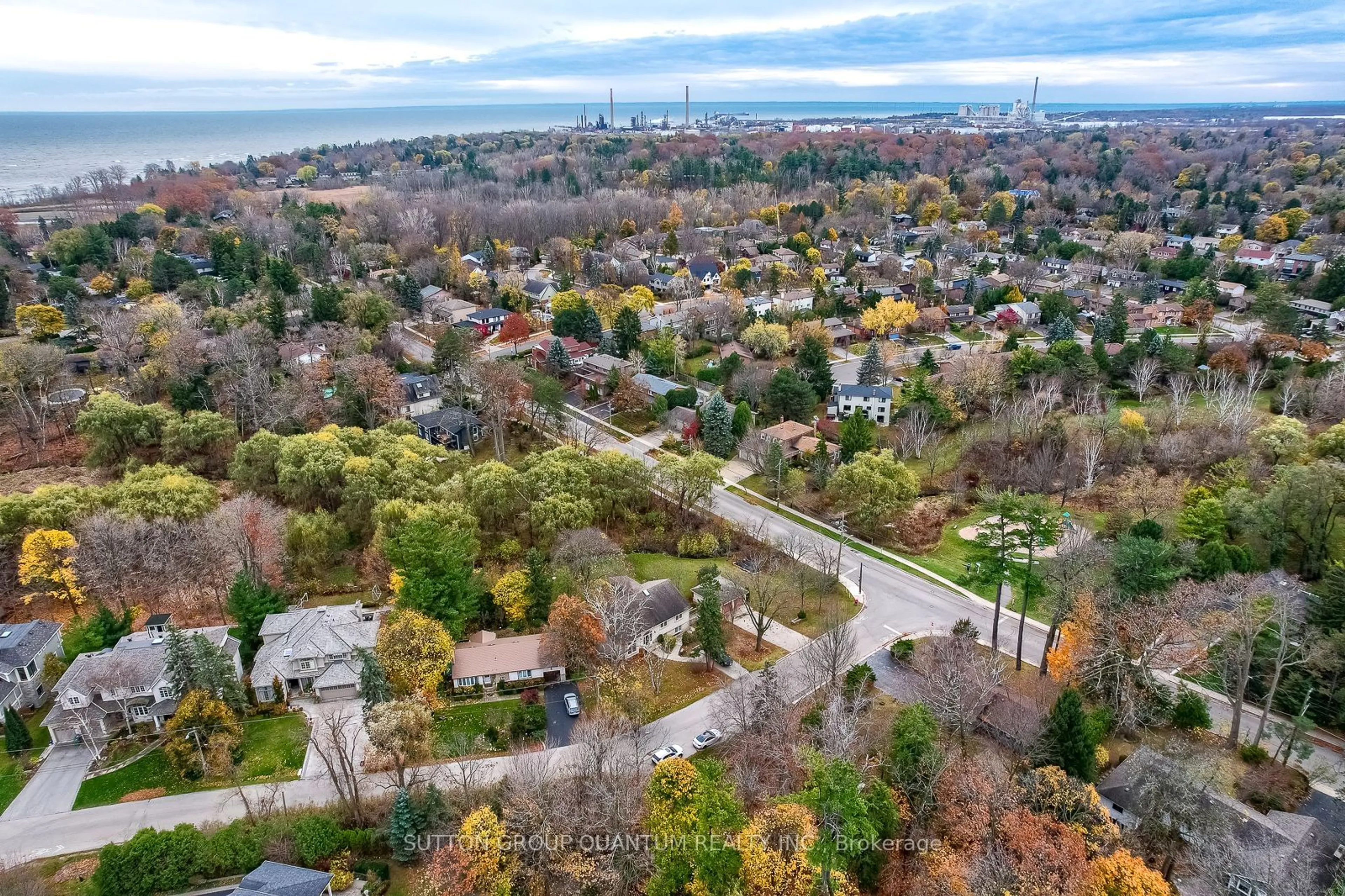 A pic from outside/outdoor area/front of a property/back of a property/a pic from drone, unknown for 1340 Contour Dr, Mississauga Ontario L5H 1B2