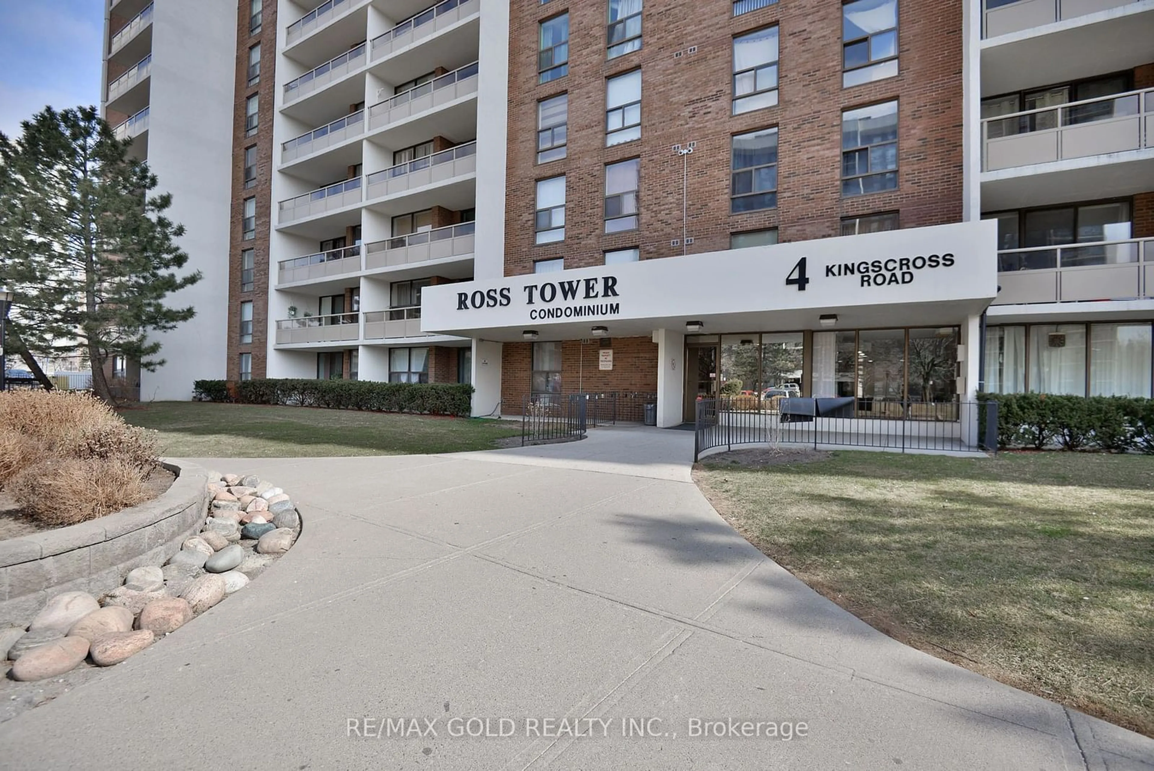 Indoor foyer for 4 Kings Cross Rd #1710, Brampton Ontario L6T 3X8