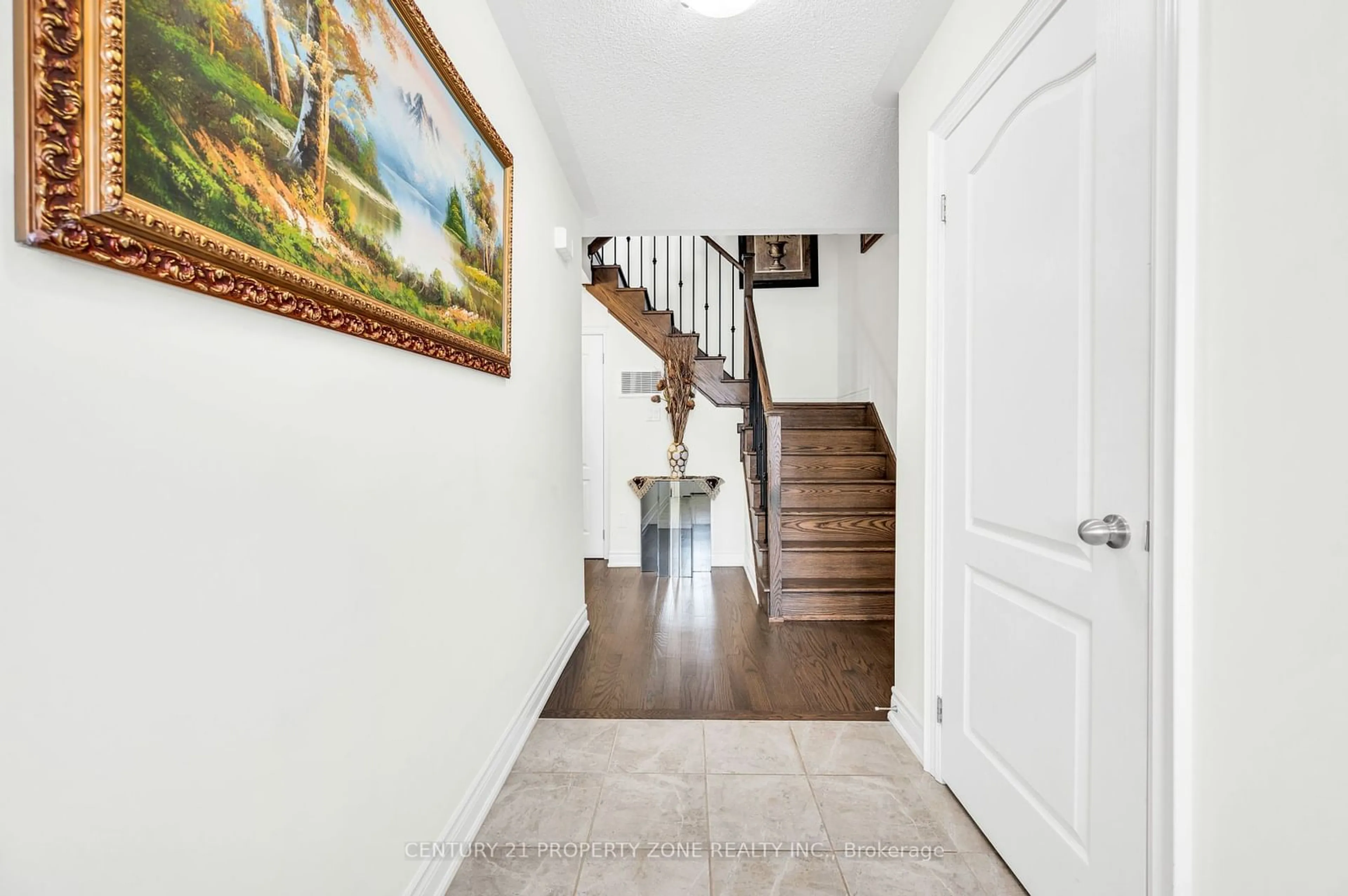 Indoor foyer for 40 Oakmore Lane, Brampton Ontario L6Y 6H5