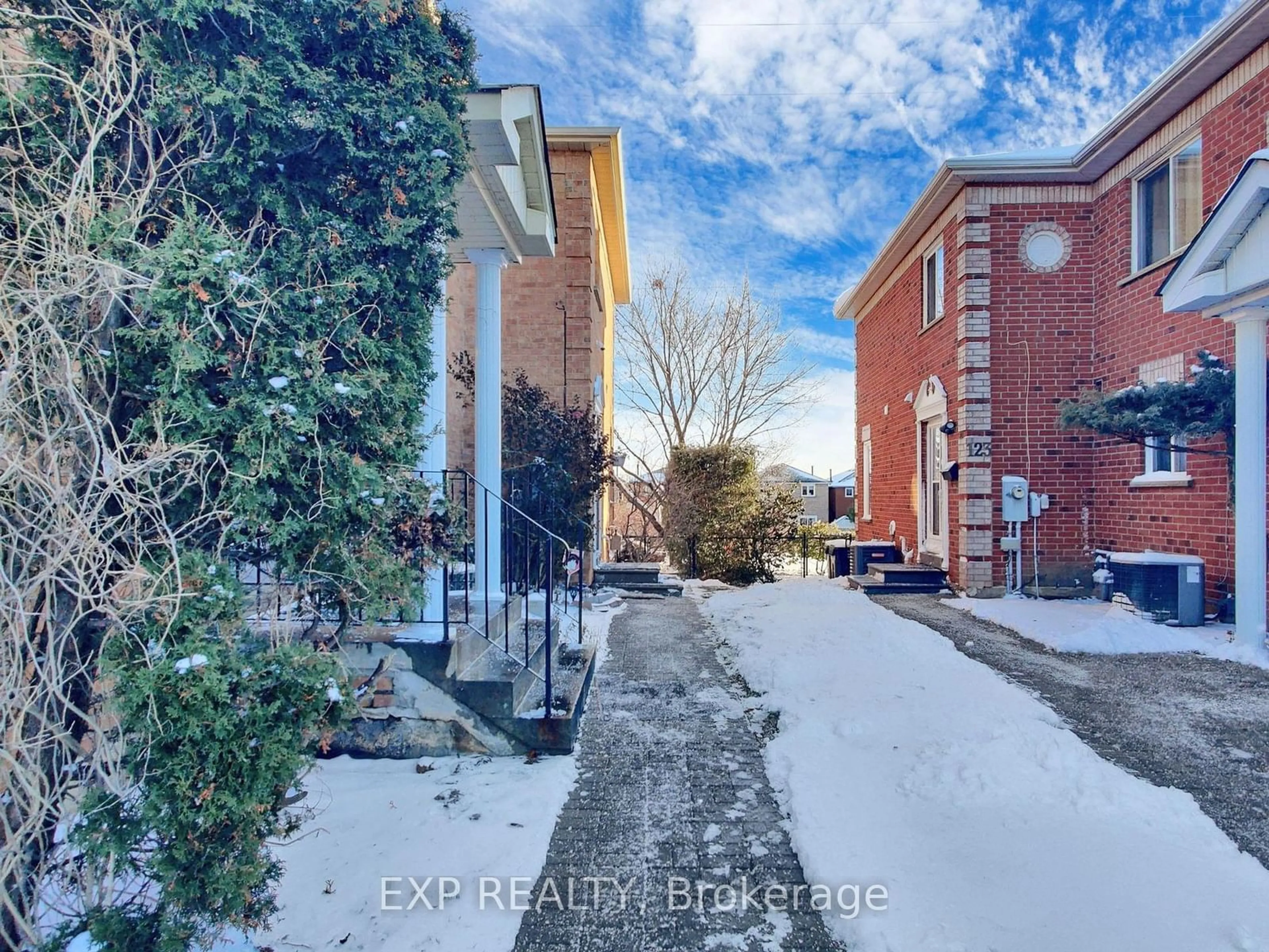 A pic from outside/outdoor area/front of a property/back of a property/a pic from drone, street for 117 Millstone Dr #8, Brampton Ontario L6Y 4P4