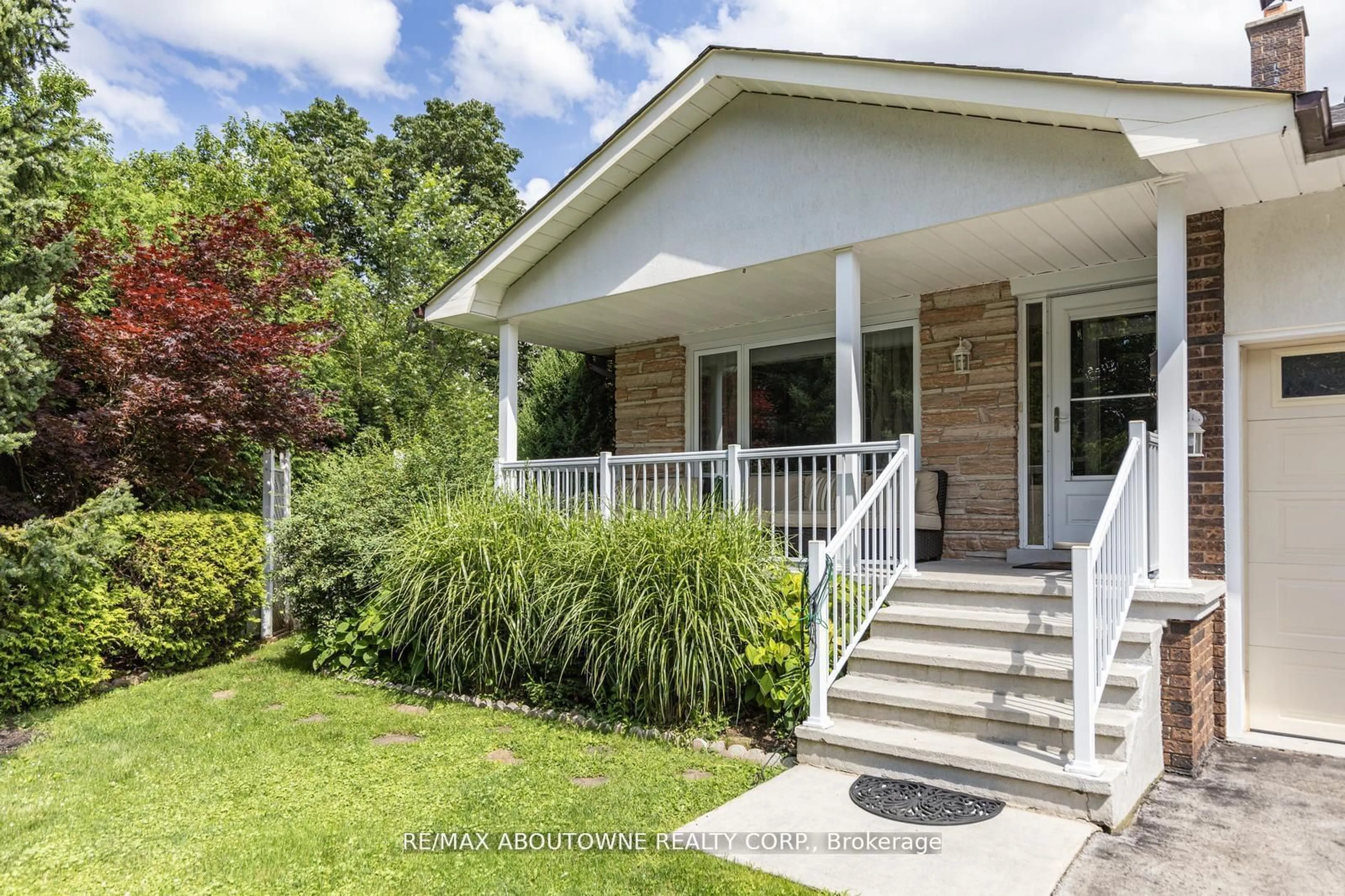 Home with vinyl exterior material, street for 2254 Yates Crt, Oakville Ontario L6L 5K6