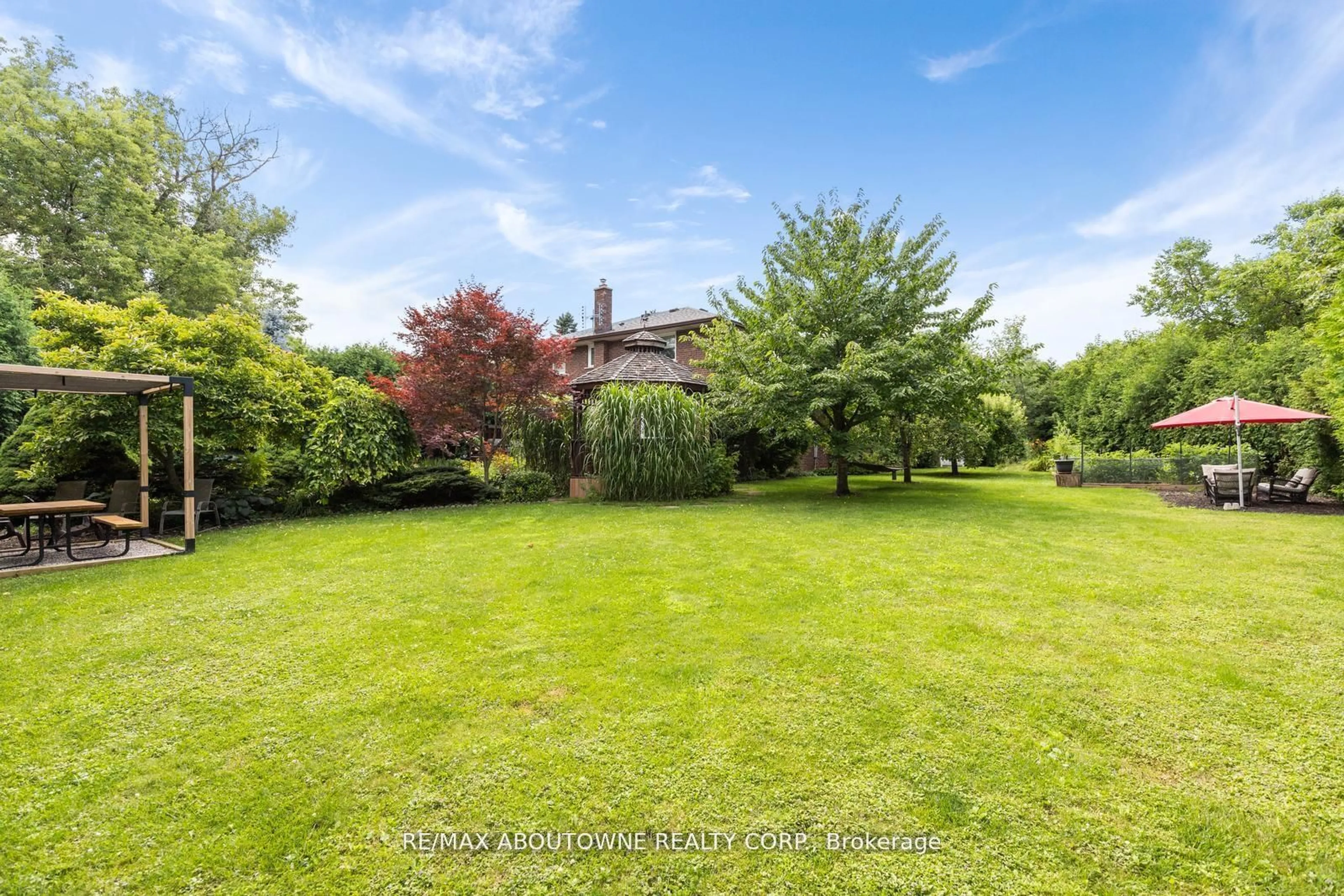 A pic from outside/outdoor area/front of a property/back of a property/a pic from drone, unknown for 2254 Yates Crt, Oakville Ontario L6L 5K6