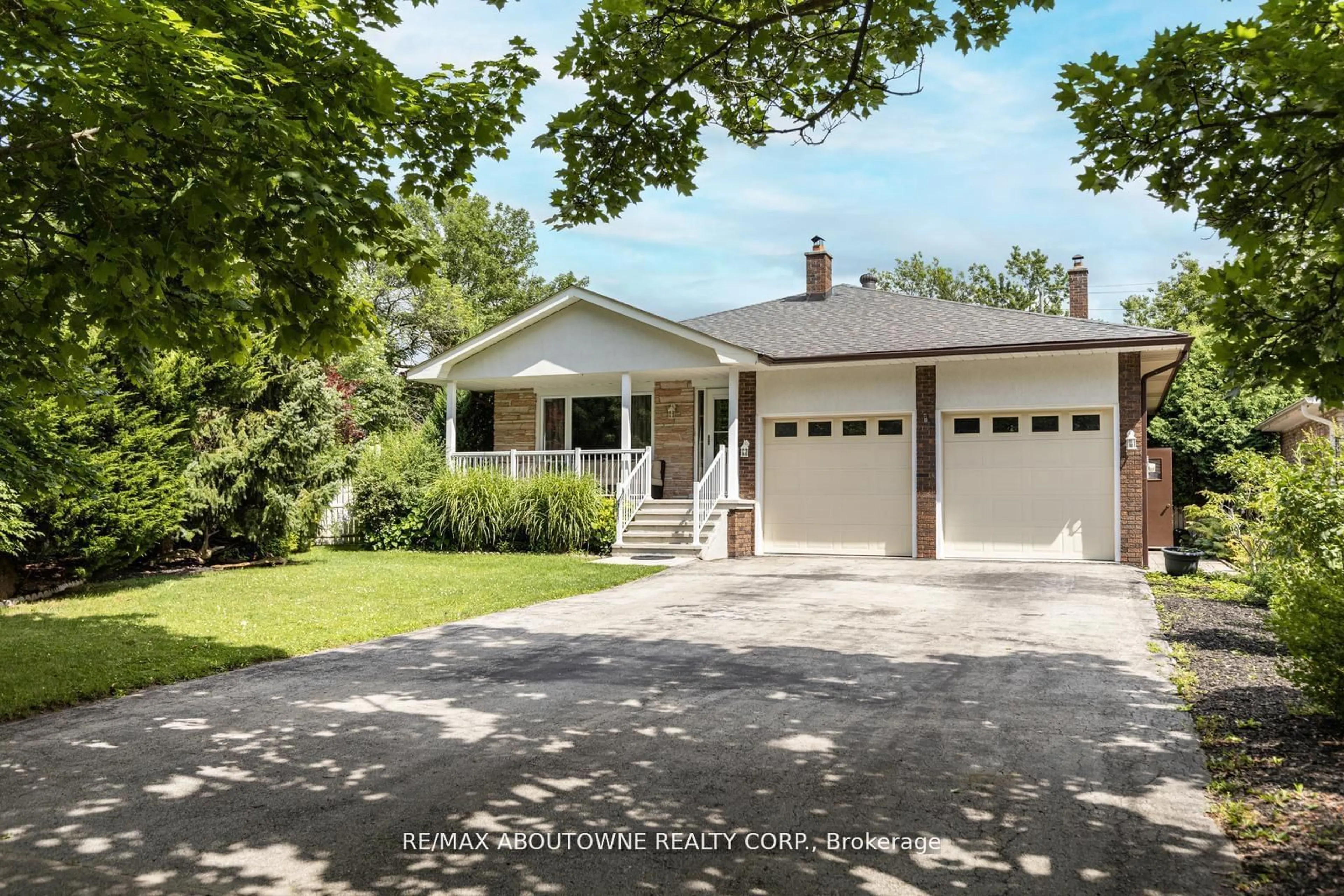 Home with vinyl exterior material, street for 2254 Yates Crt, Oakville Ontario L6L 5K6