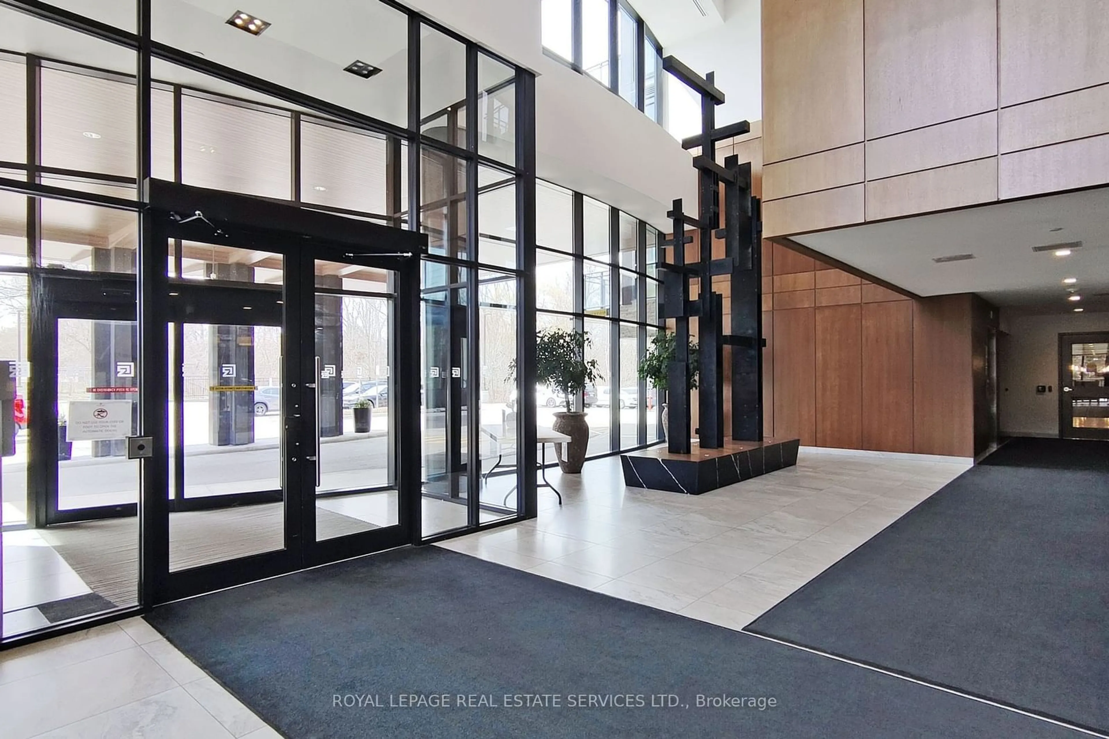 Indoor foyer for 1575 Lakeshore Rd #135, Mississauga Ontario L5J 0B1