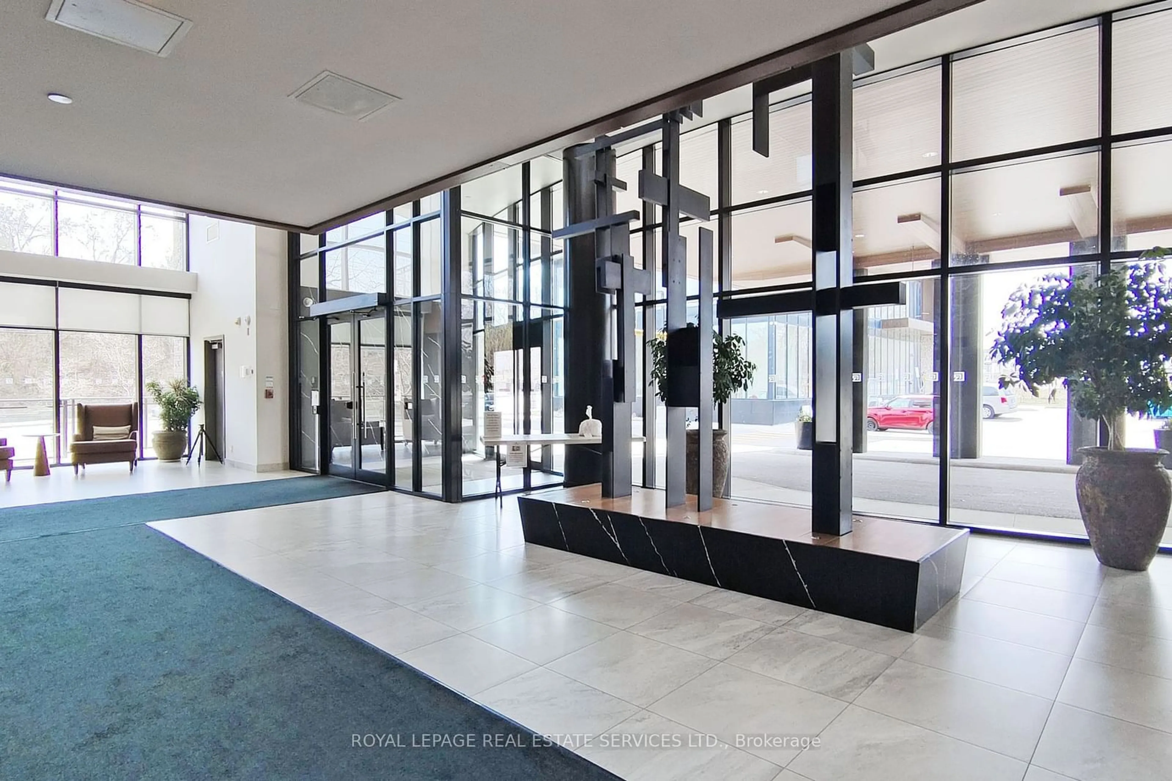 Indoor foyer for 1575 Lakeshore Rd #135, Mississauga Ontario L5J 0B1