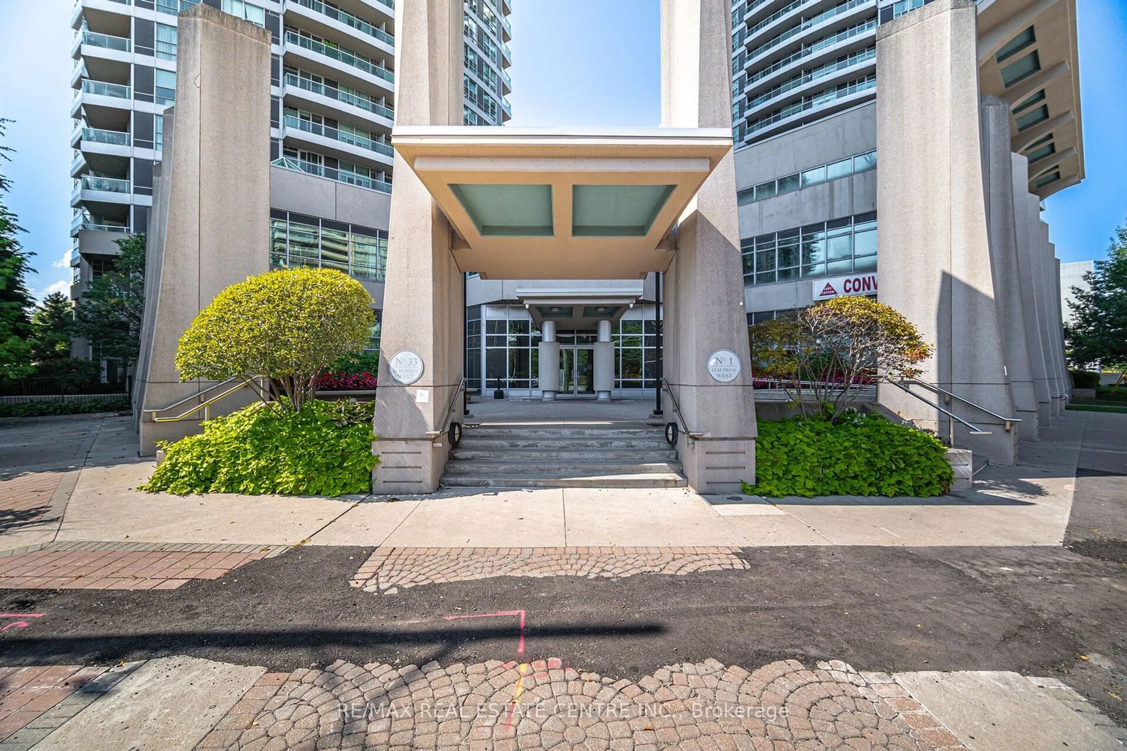 Indoor foyer for 33 Elm Dr #105, Mississauga Ontario L5B 4M2